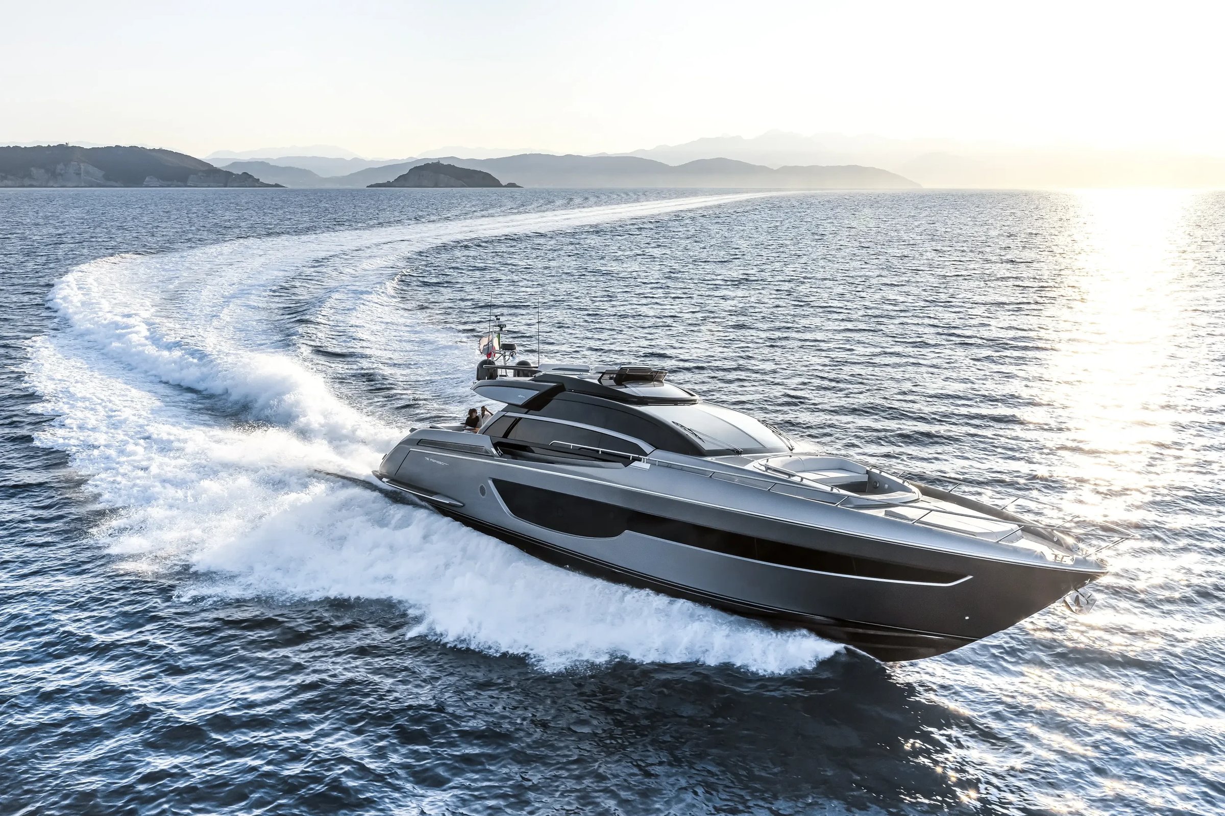 Riva 76' Perseo Super, jacht varend op zee
