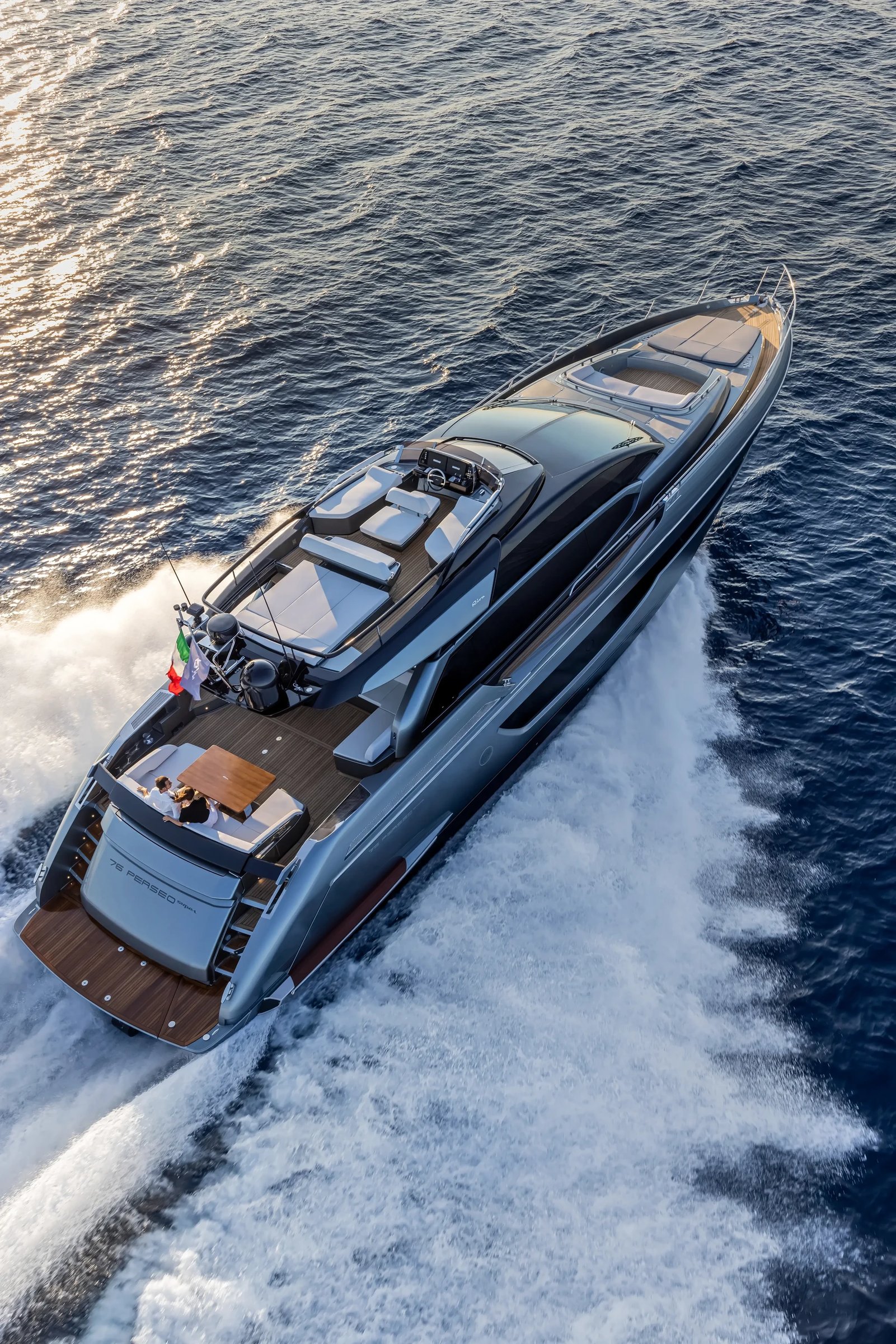 Riva 76' Perseo Super, jacht varend op zee