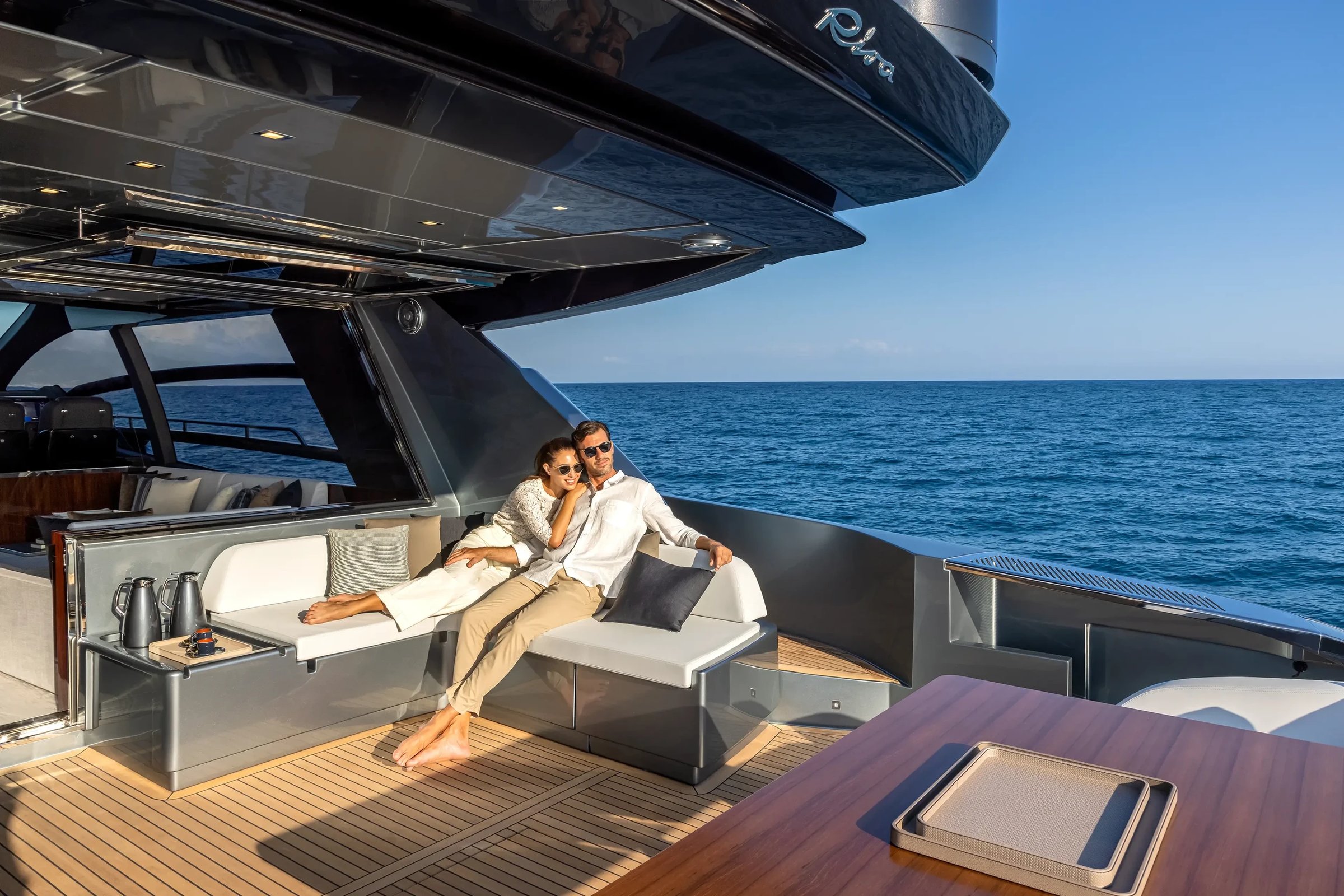Riva 76' Perseo Super, koppel ontspant op achterdek
