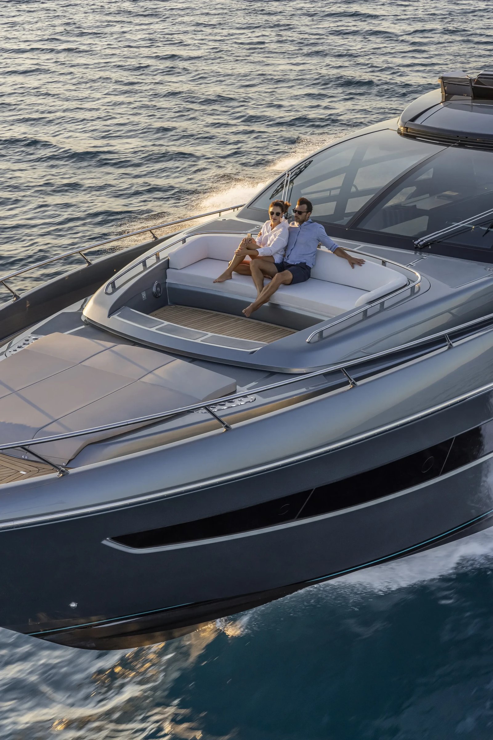 Riva 76' Perseo Super, koppel ontspant op boot voordek