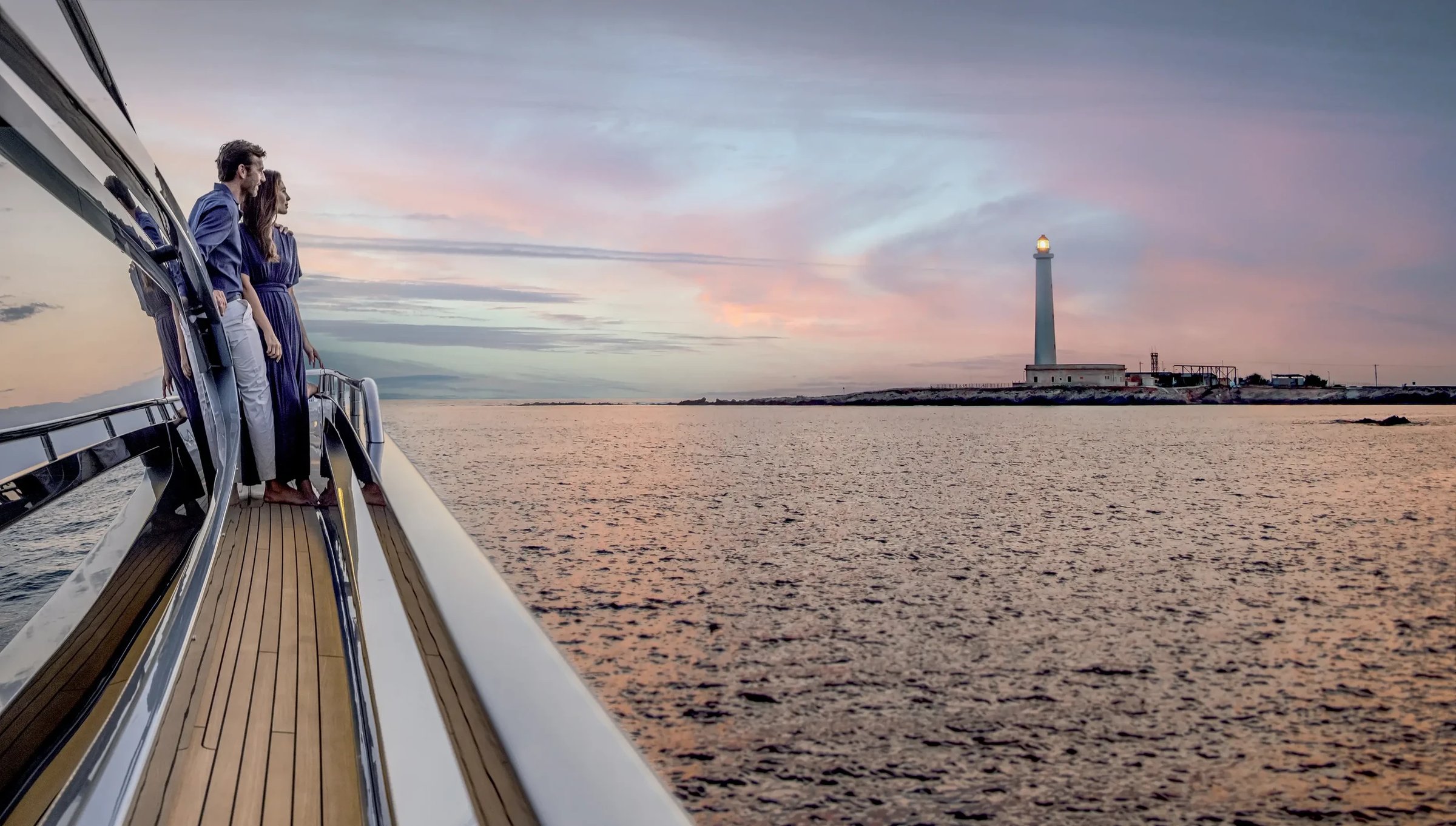 Riva 76' Perseo Super, koppel op jachtdek zonsondergang
