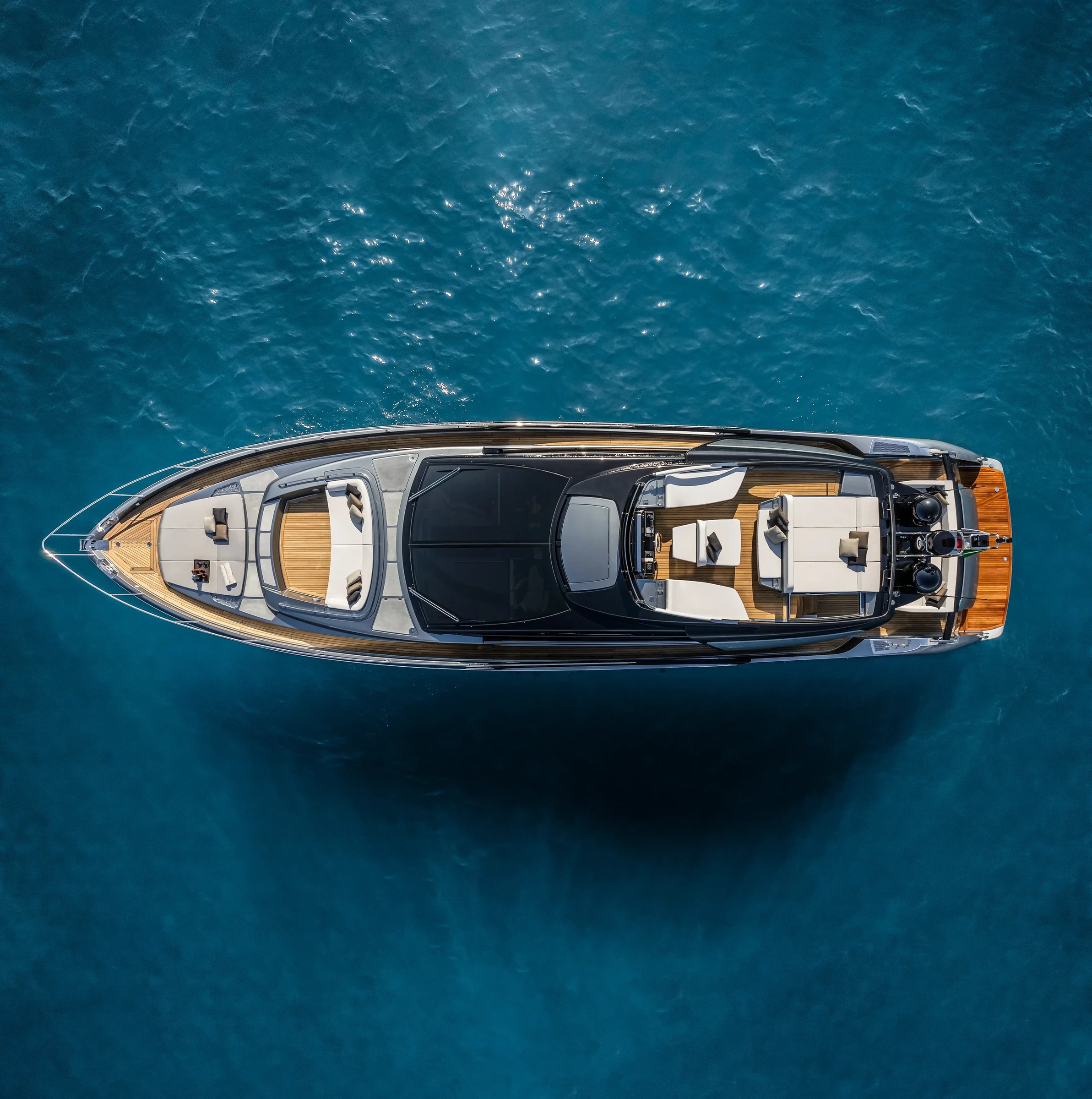Riva 76' Perseo Super, luchtfoto boot op zee