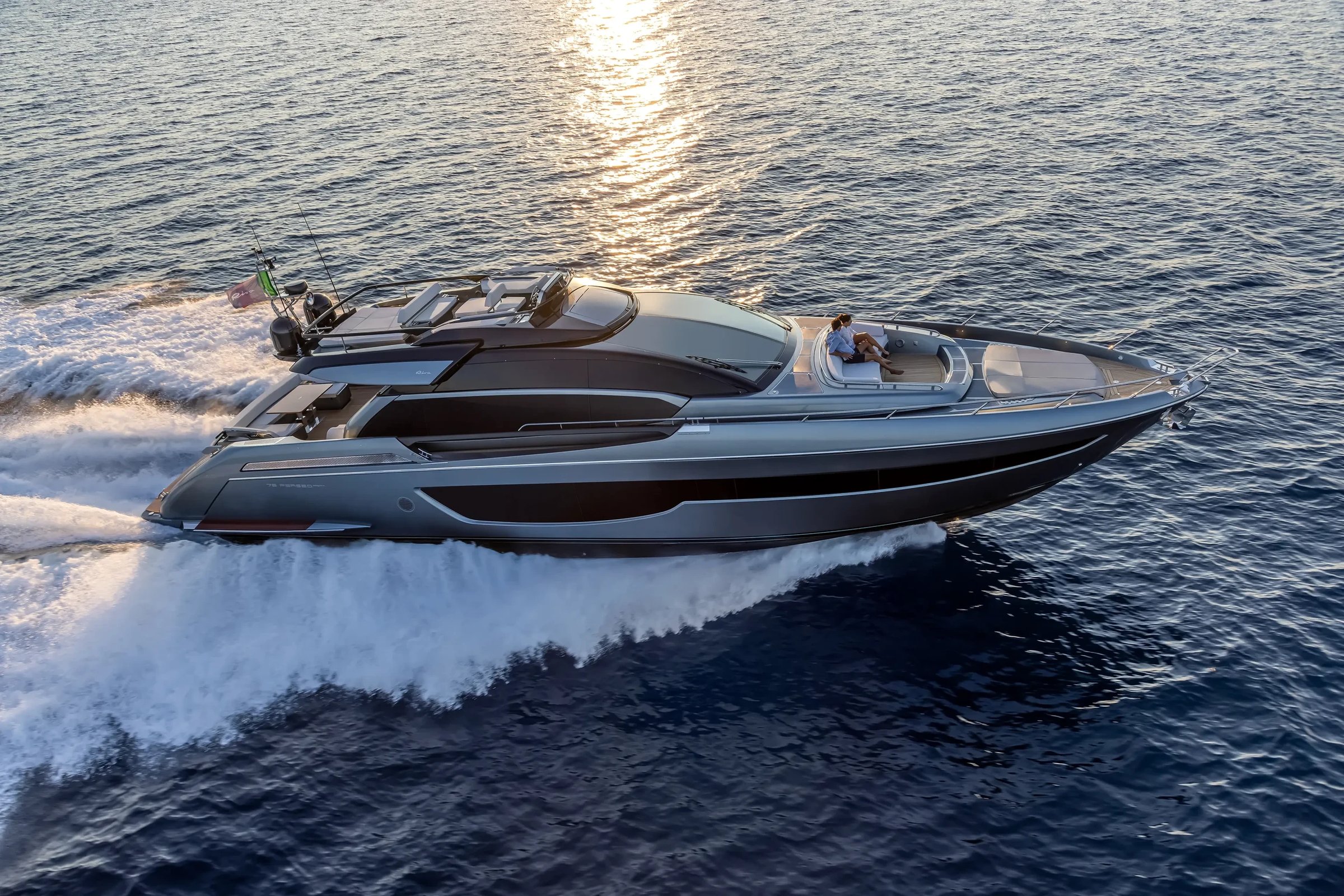 Riva 76' Perseo Super, luxejacht varend op zee