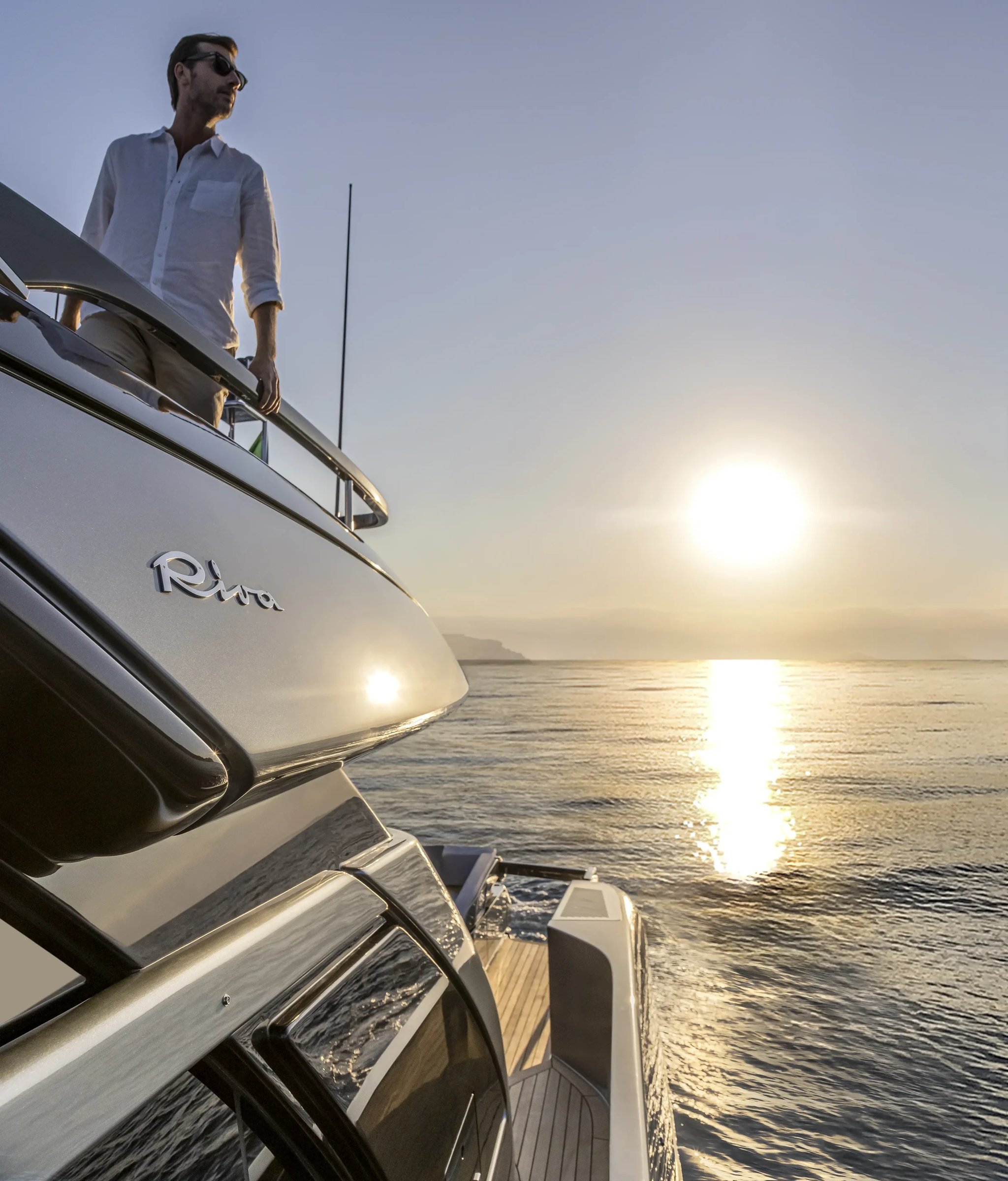 Riva 76' Perseo Super, man op boot bij zonsondergang