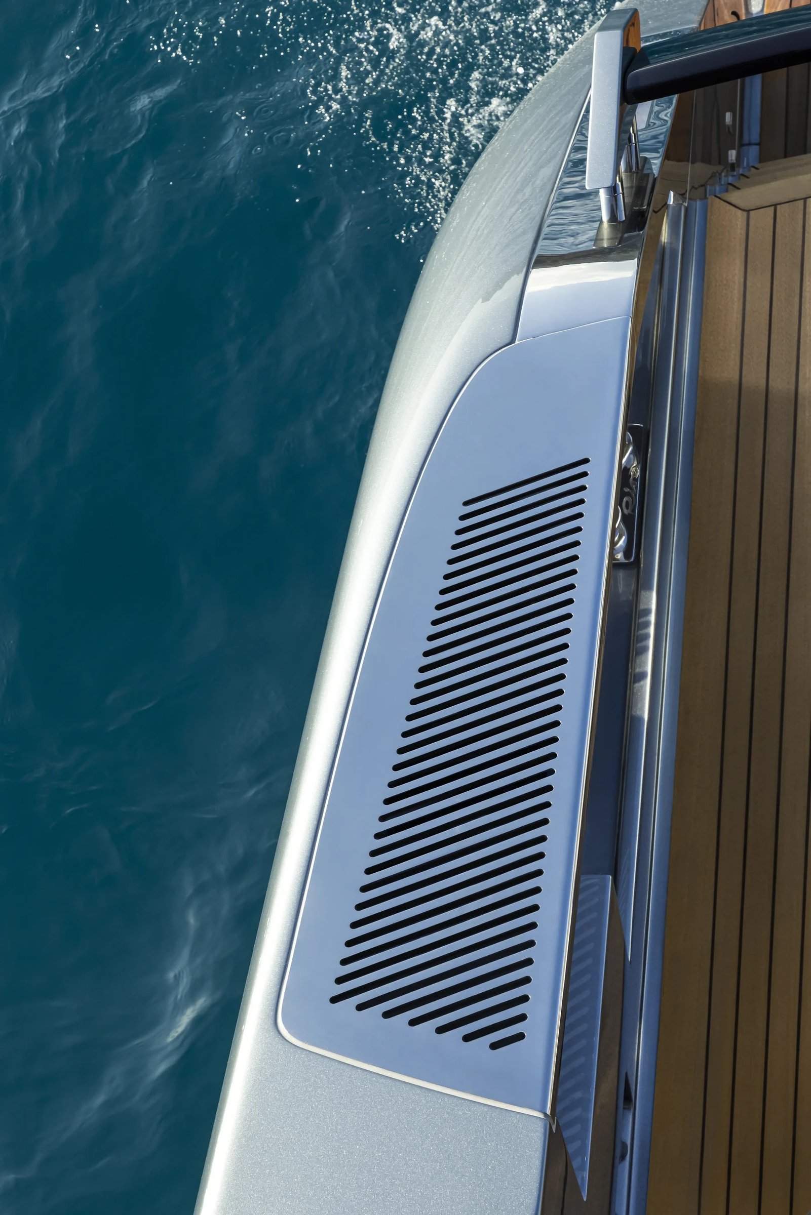 Riva 76' Perseo Super, romp met ventilatierooster op boot