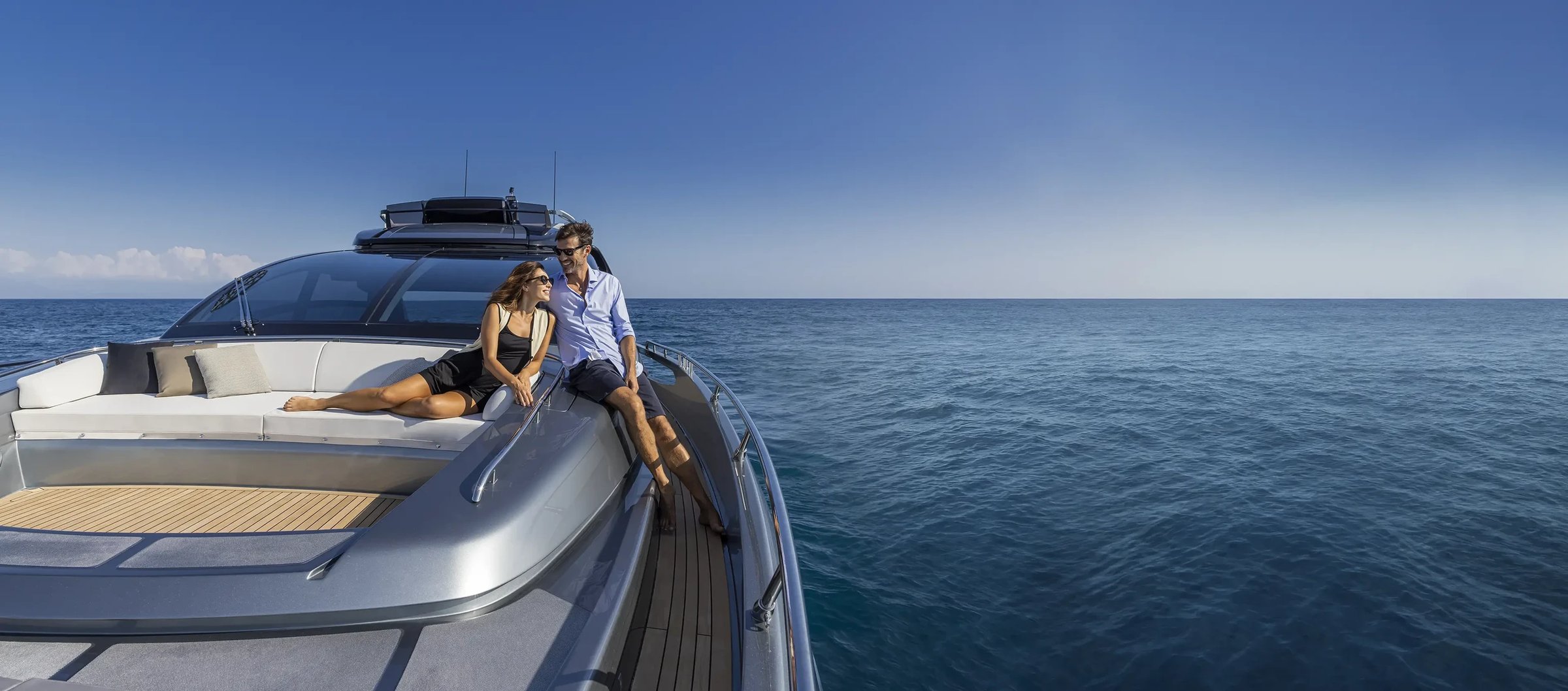 Riva 76' Perseo Super, stel zittend op boot boeg