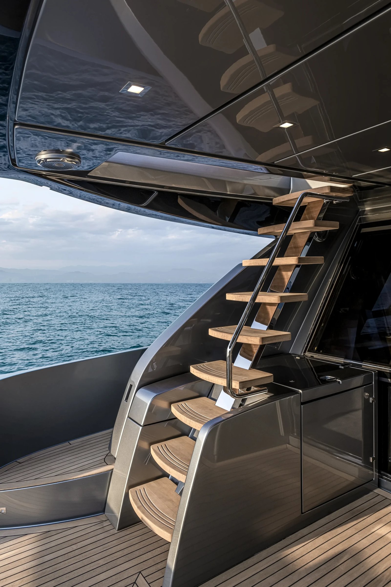 Riva 76' Perseo Super, trap naar dek met zeezicht