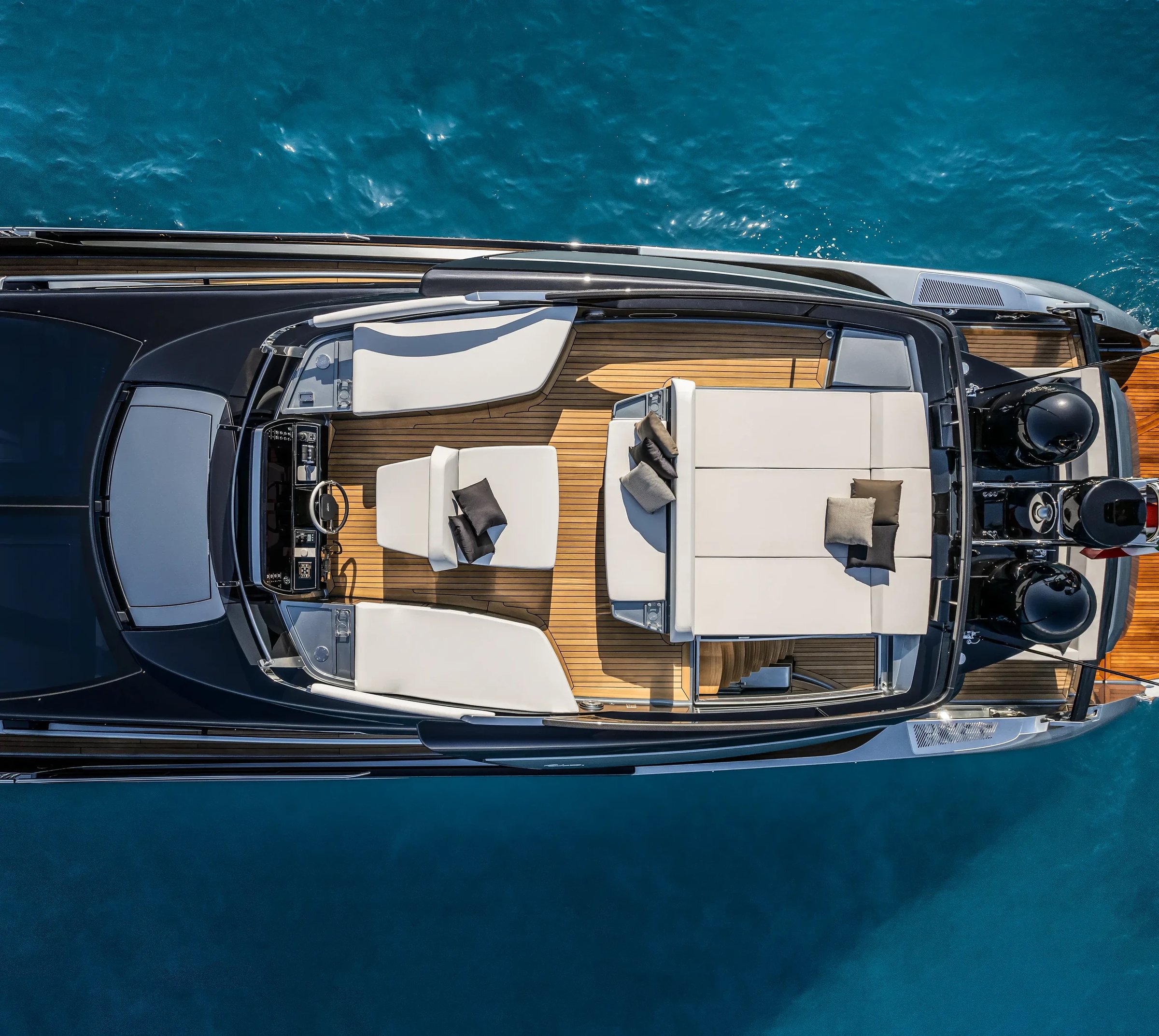 Riva 76' Perseo Super, vogelperspectief achterdek met loungebanken