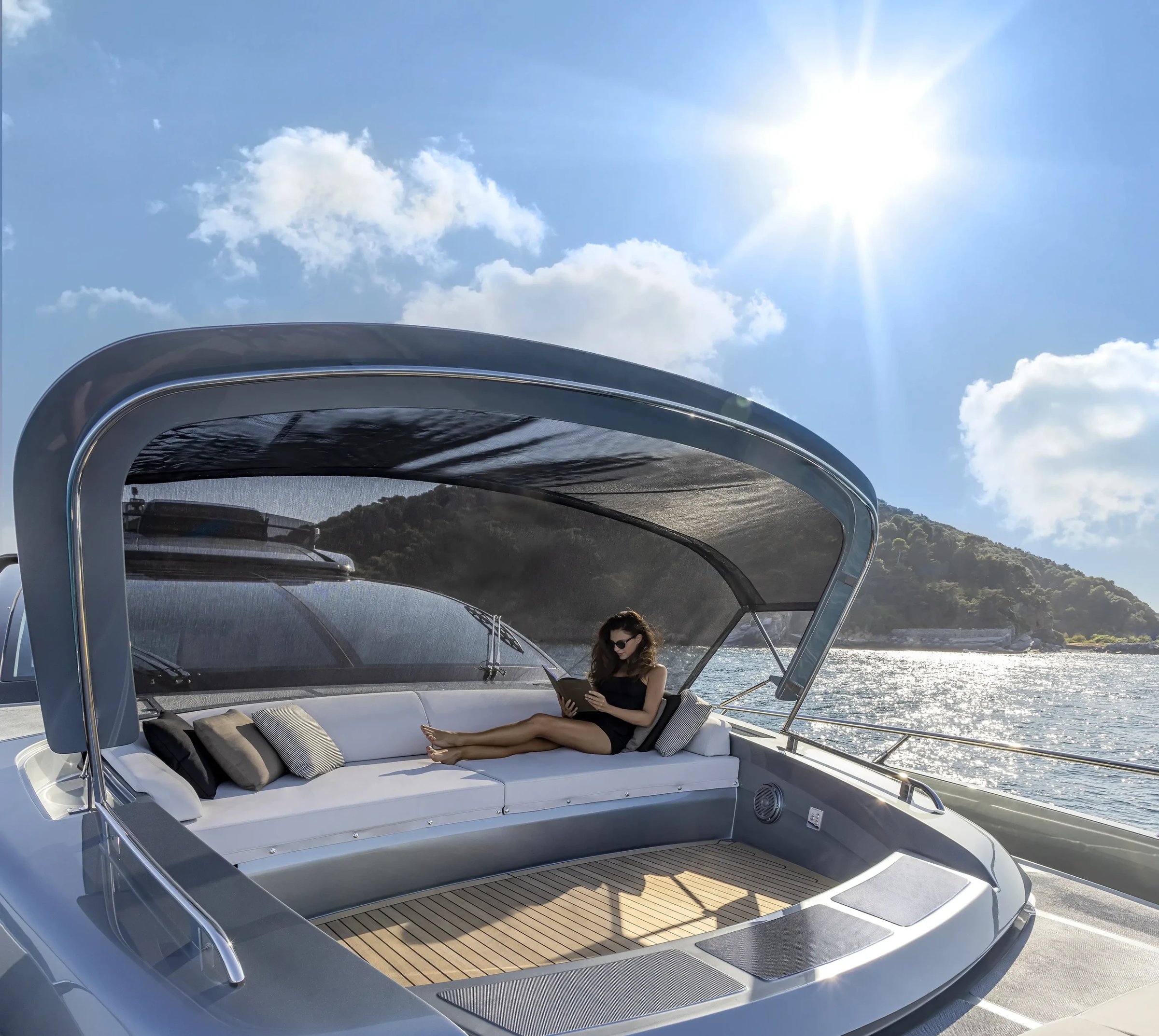 Riva 76' Perseo Super, vrouw leest op zitbank