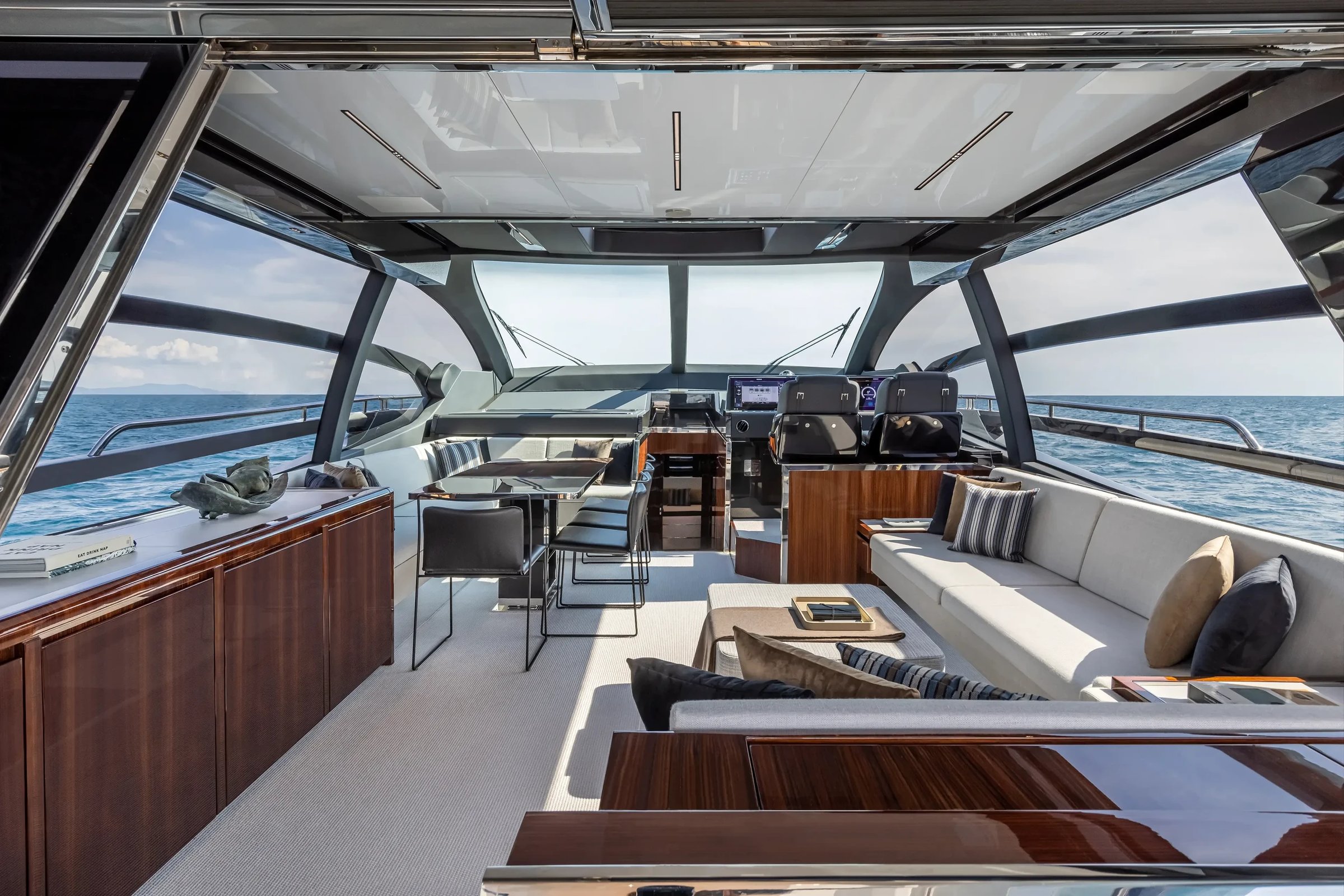 Riva 76' Perseo Super, luxe salon met zitbank en tafel