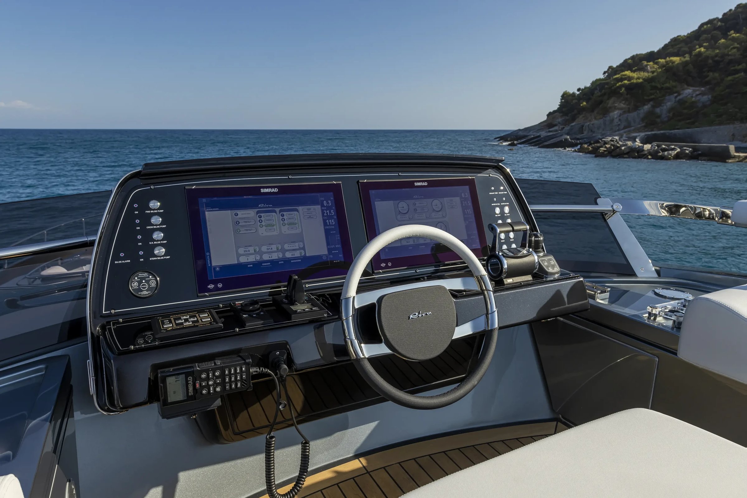 Riva 76' Perseo Super, stuurstand met navigatieschermen en stuurwiel