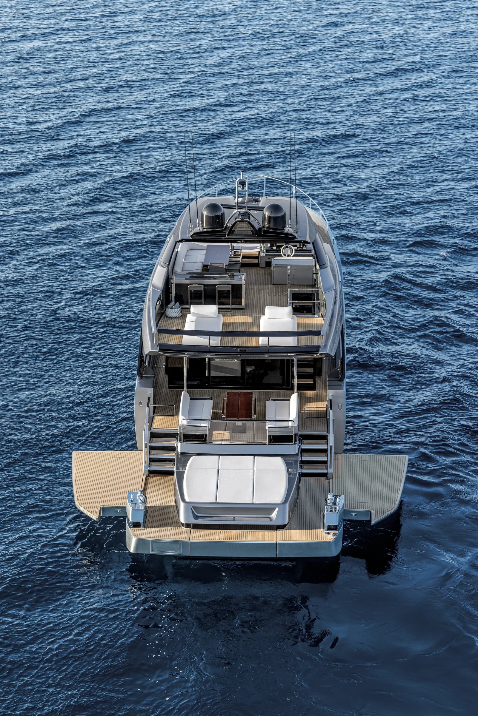 Riva 82' Diva, achteraanzicht jacht met dekken