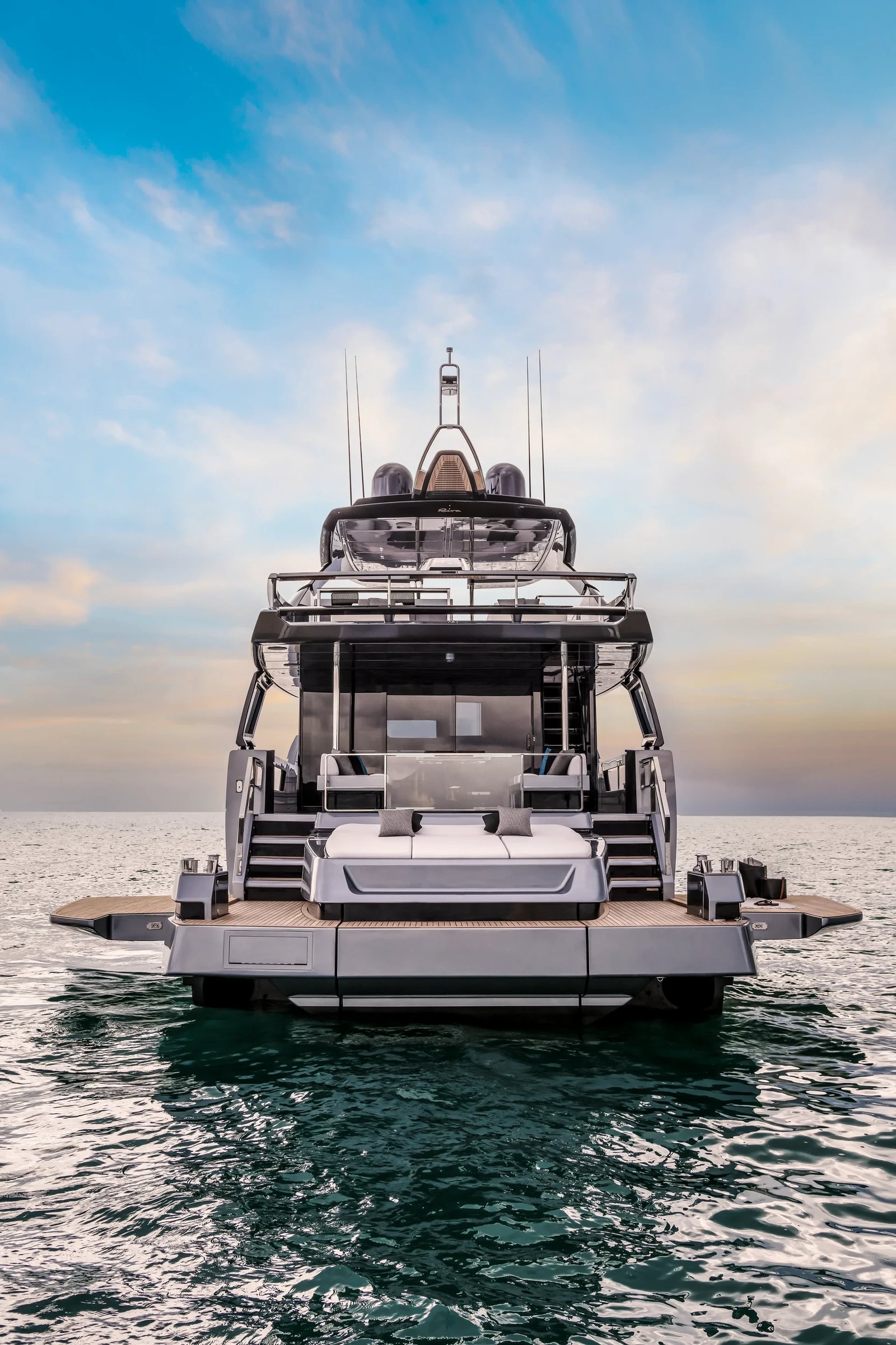 Riva 82' Diva, achteraanzicht jacht met zwemplatform