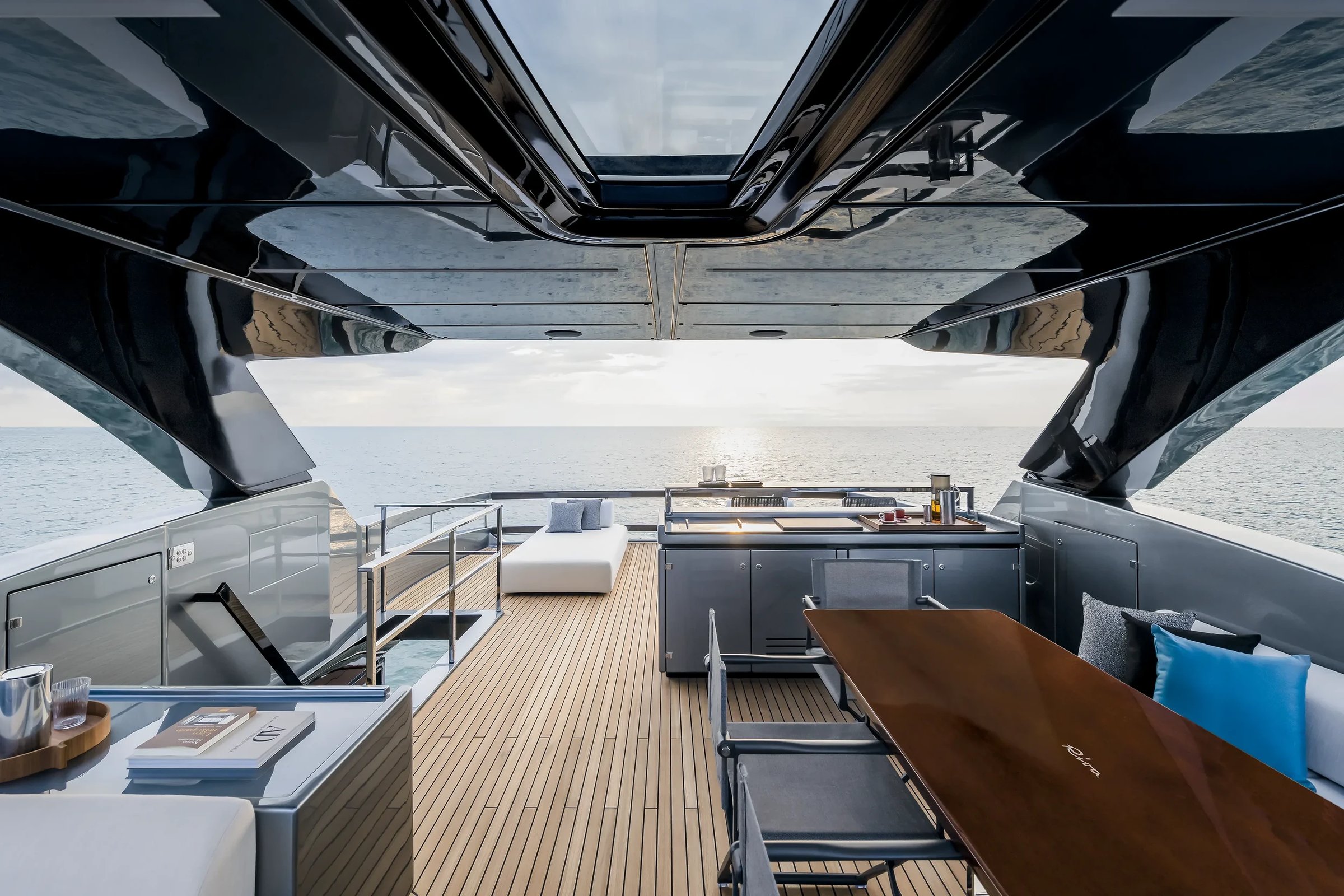Riva 82' Diva, achterdek met eettafel en zithoek