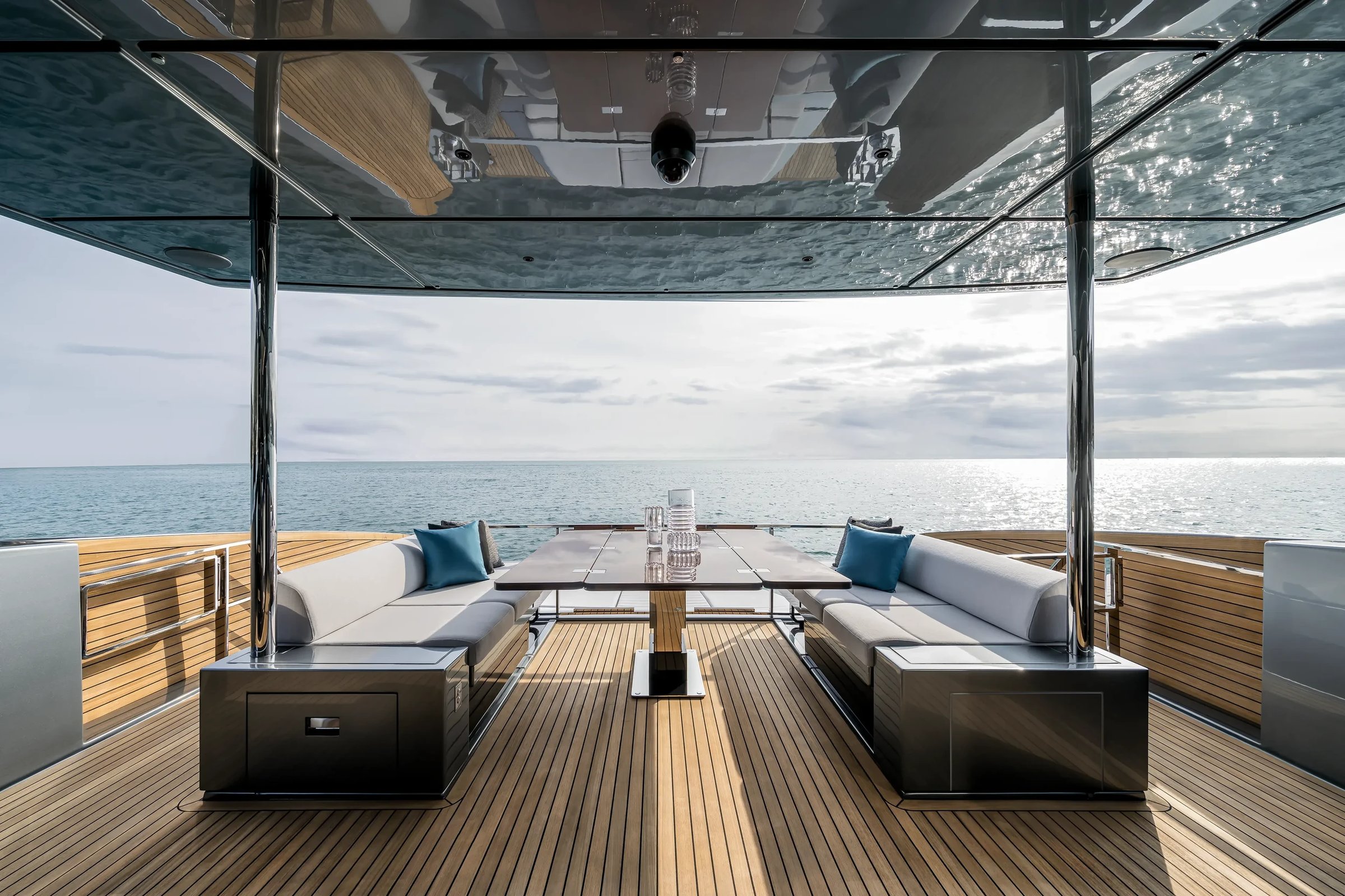 Riva 82' Diva, achterdek met zithoek en tafel