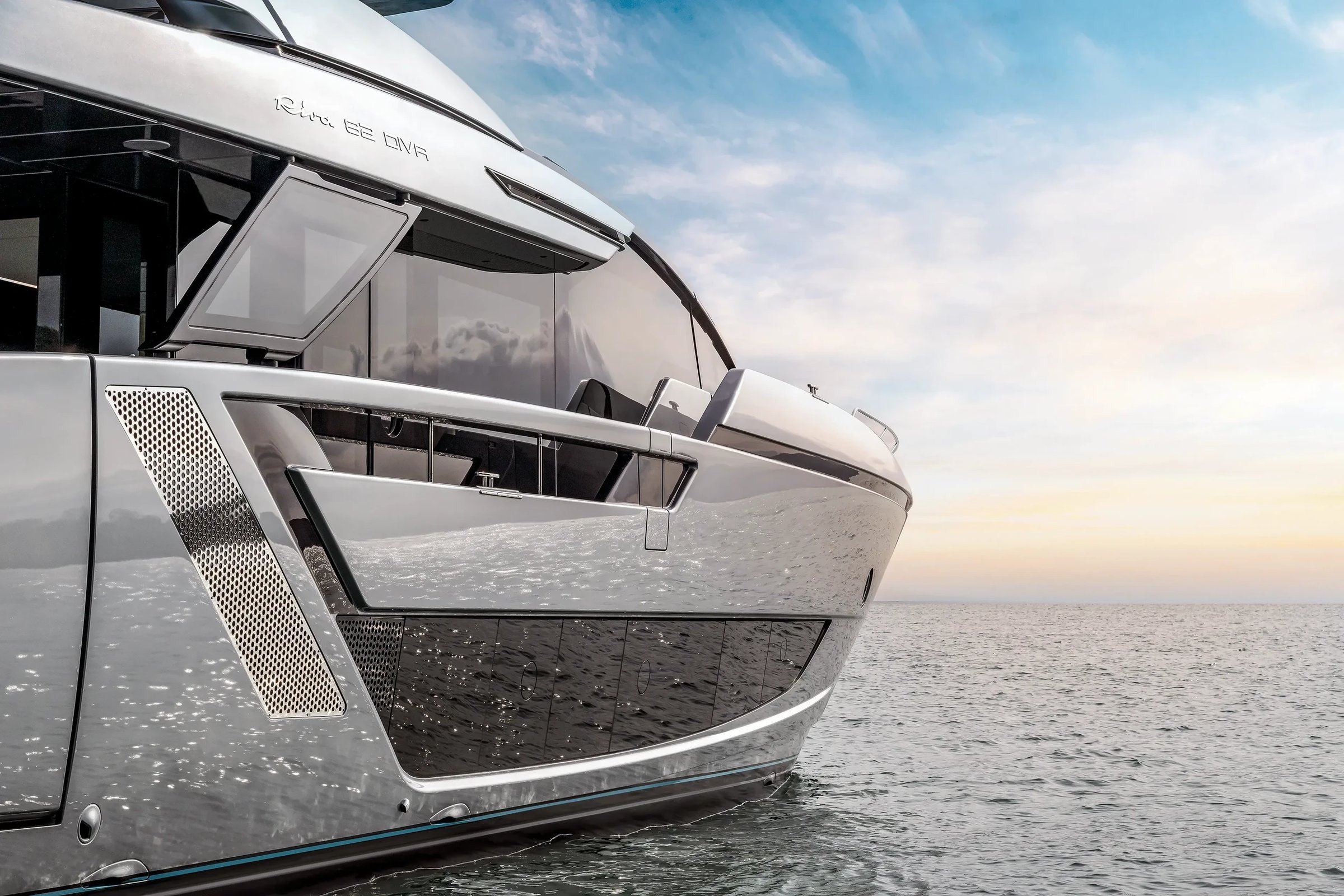 Riva 82' Diva, boeg van jacht op zee