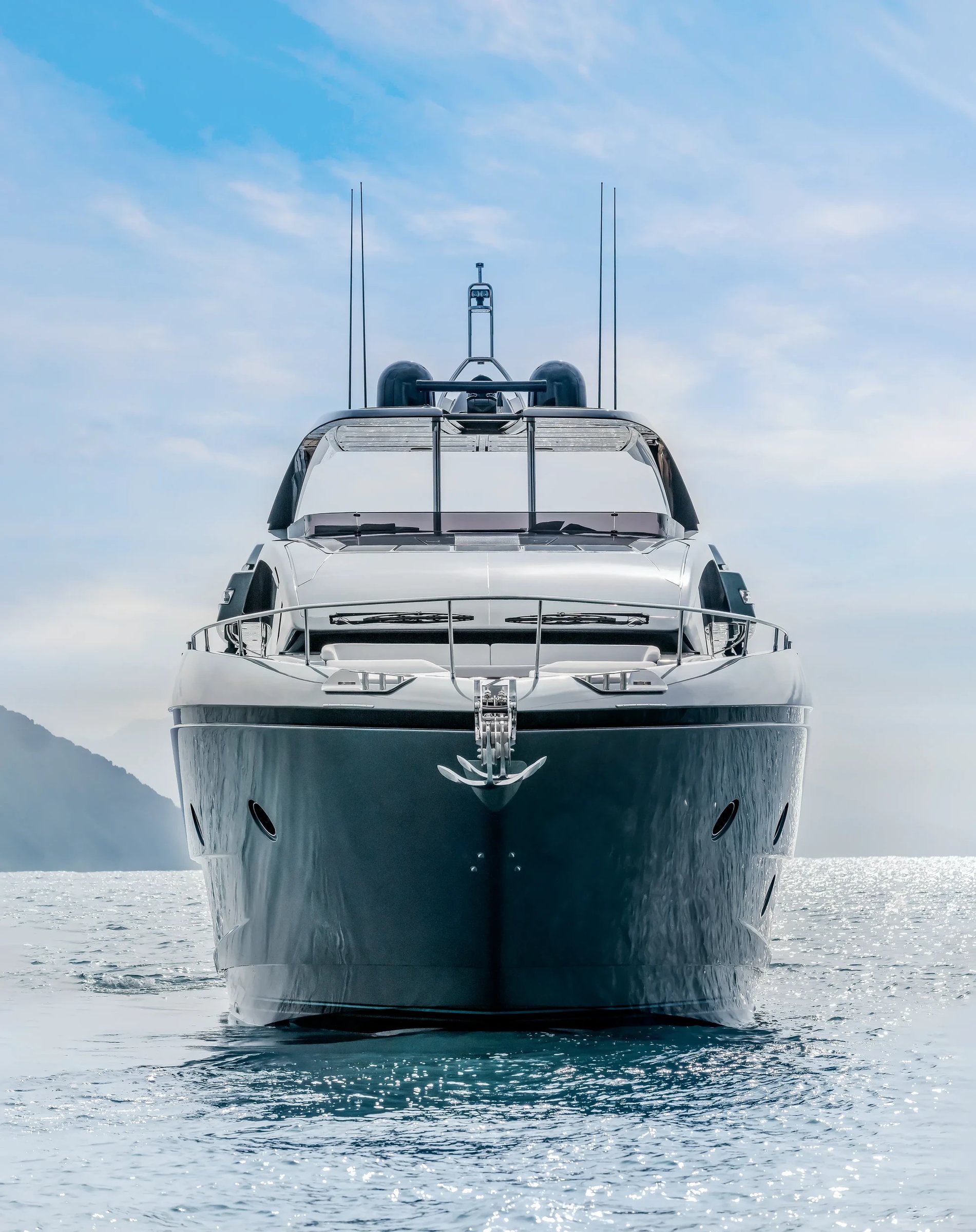 Riva 82' Diva, boot van voren op zee