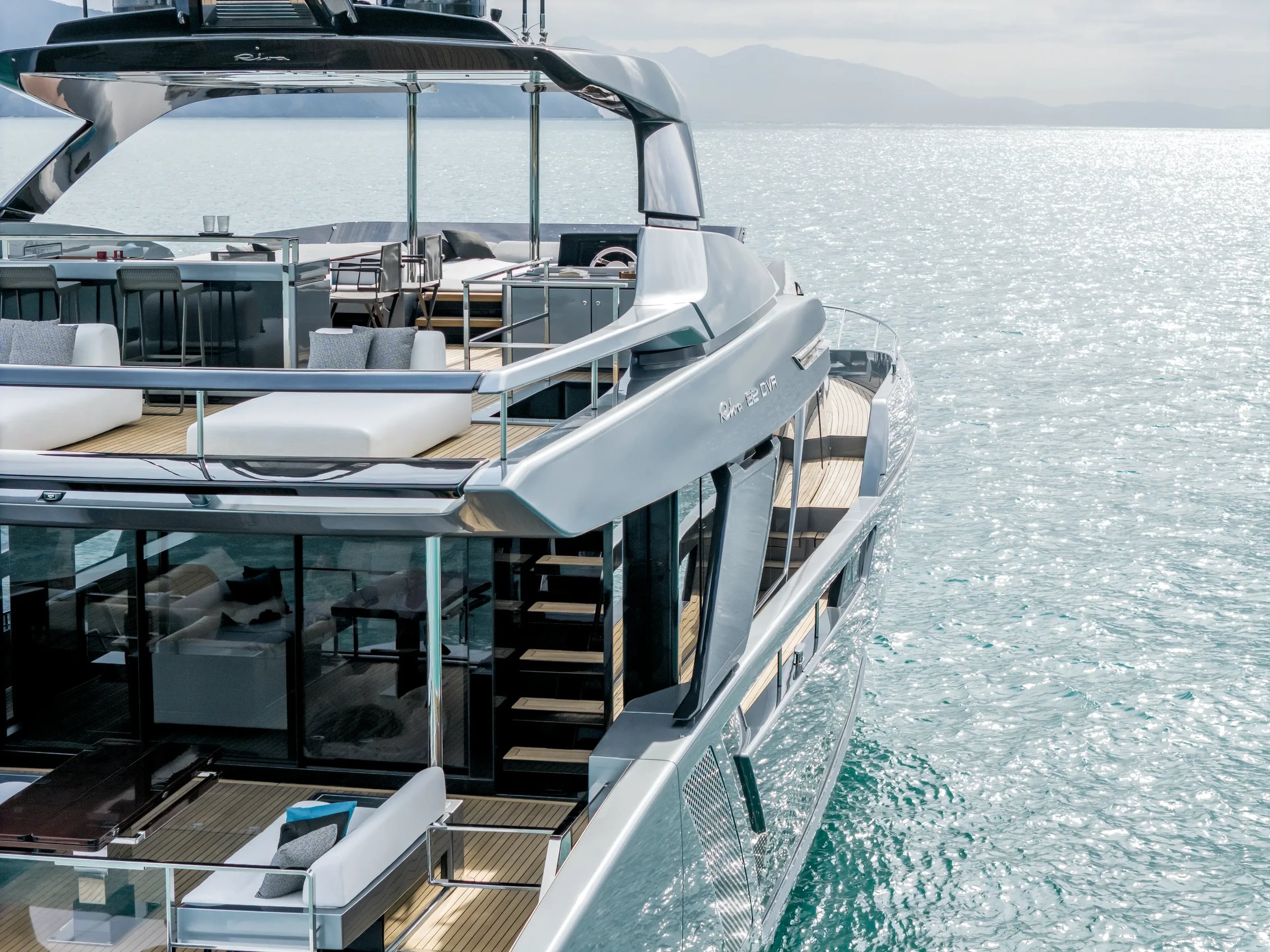 Riva 82' Diva, jacht met meerdere decks op zee