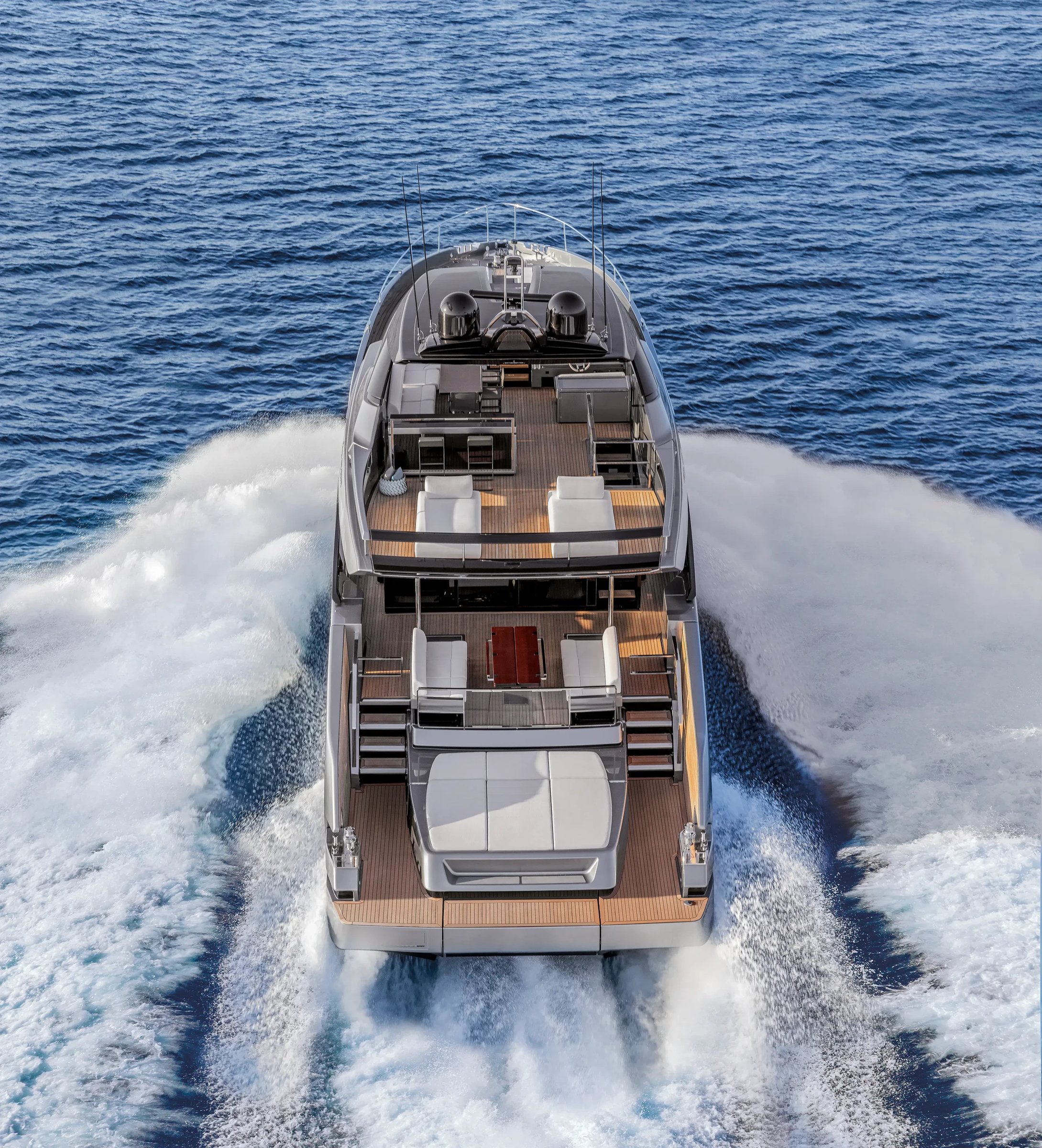 Riva 82' Diva, jacht vaart snel over zee