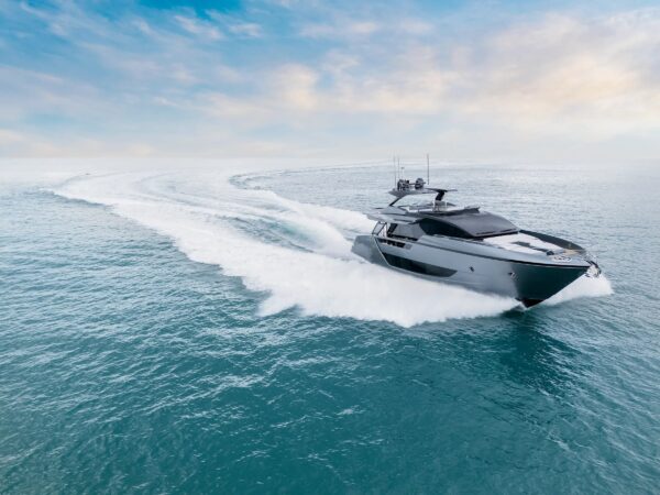 Riva 82' Diva, jacht varend op zee