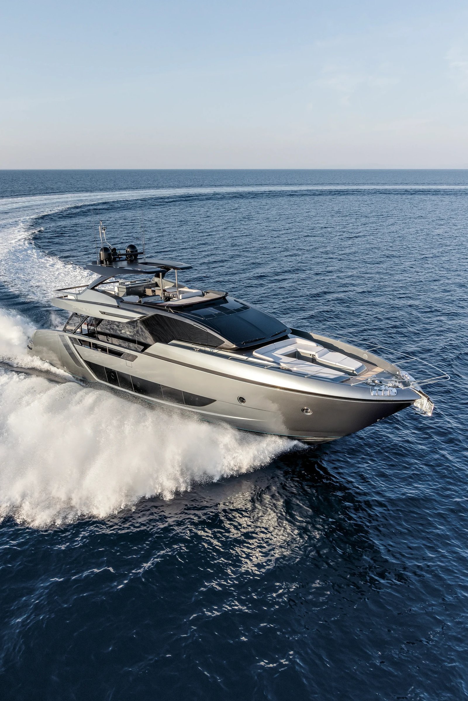 Riva 82' Diva, jacht varend op zee