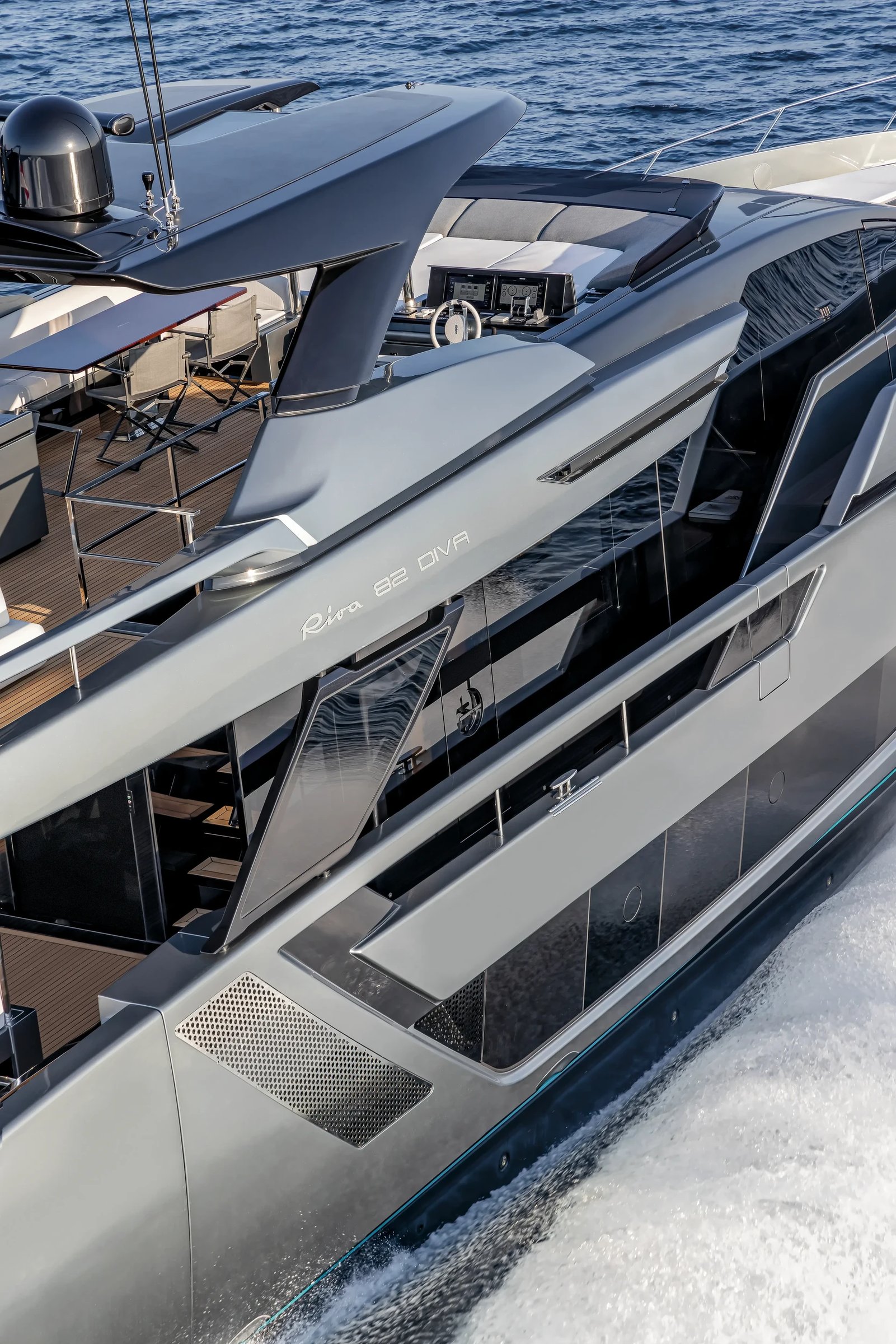 Riva 82' Diva, jacht varend op zee