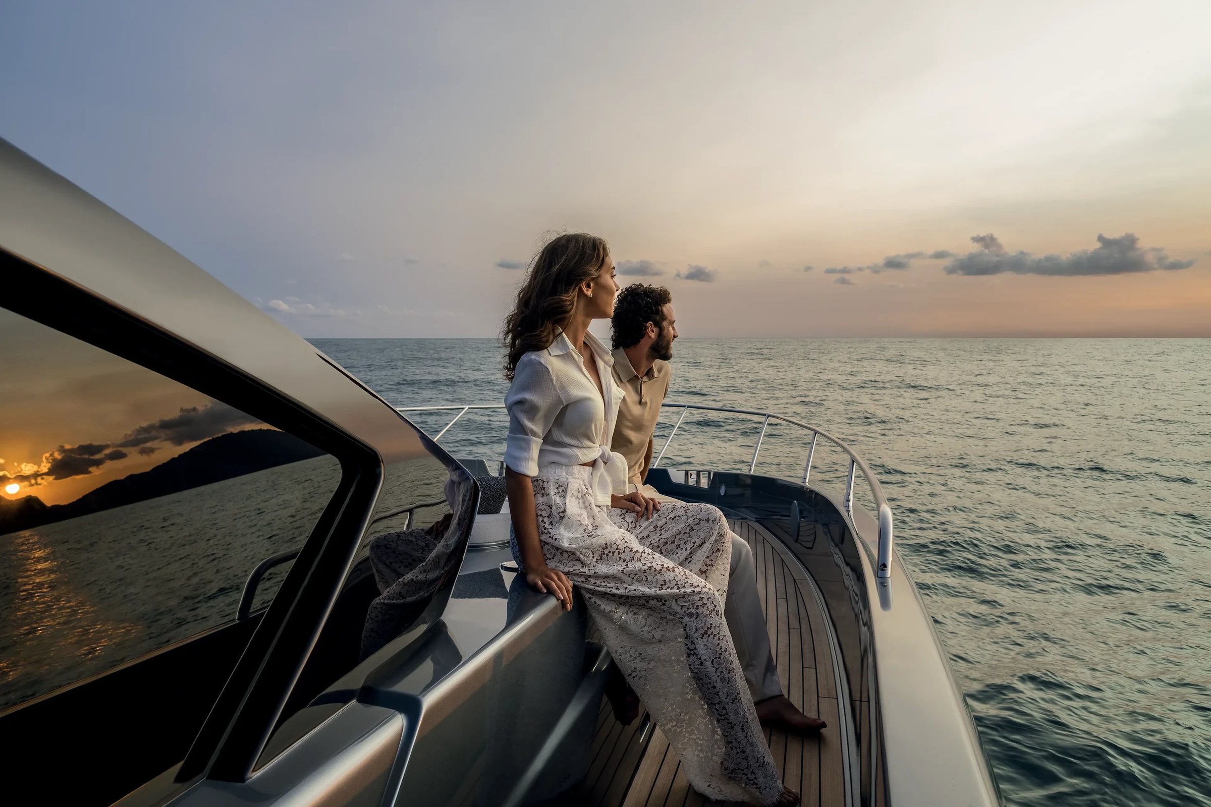 Riva 82' Diva, koppel op jacht bij zonsondergang