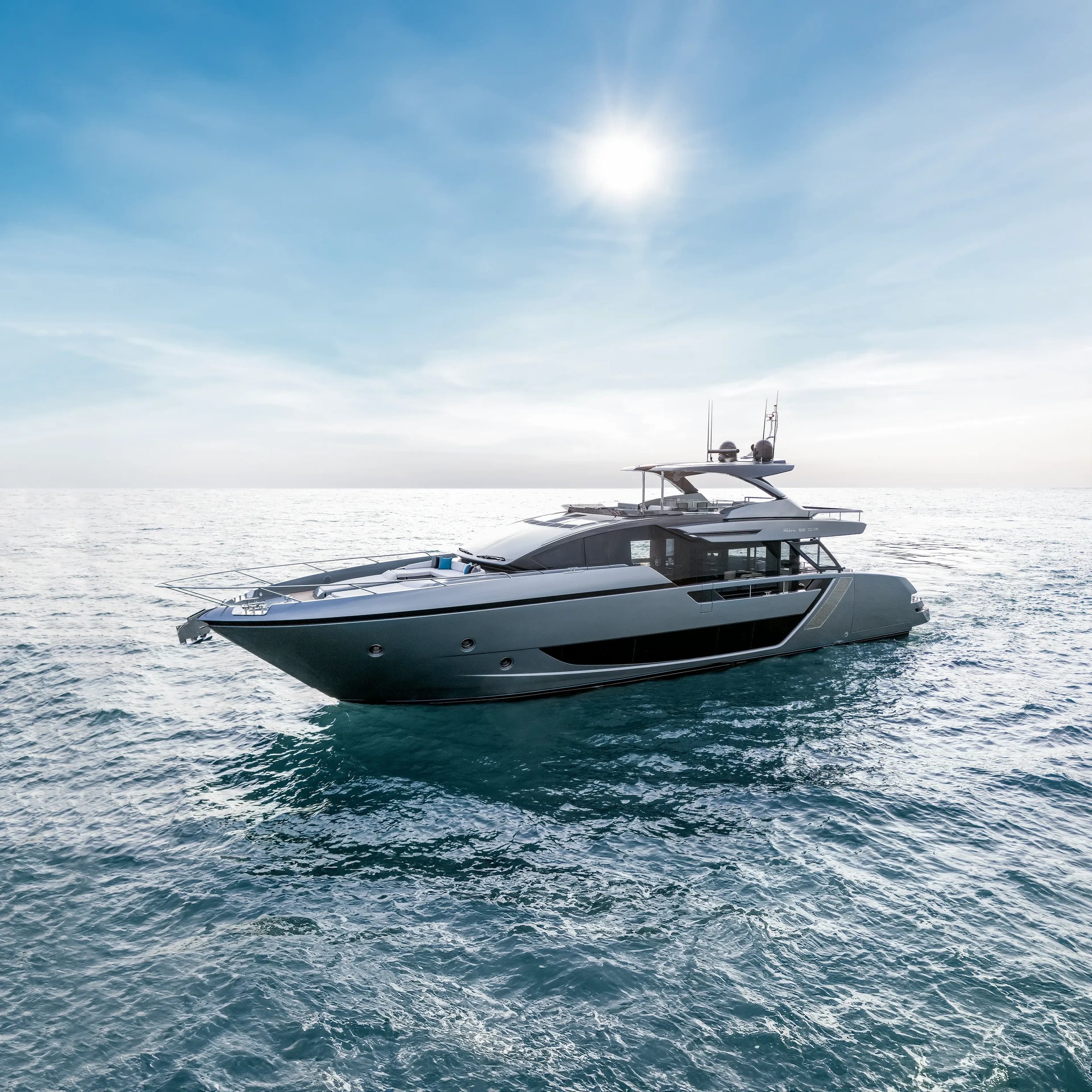 Riva 82' Diva, luxe jacht varend op zee