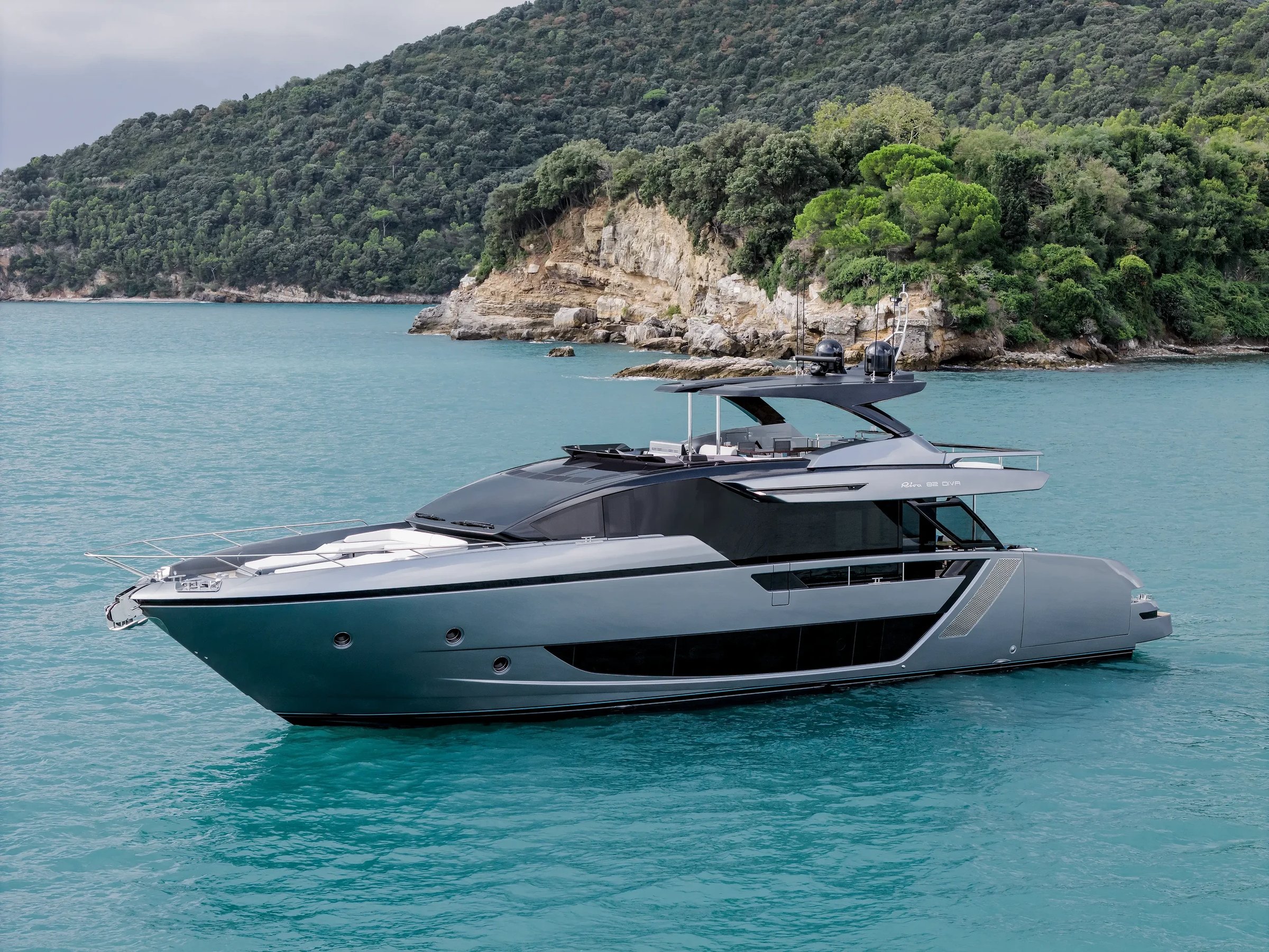 Riva 82' Diva, luxe jacht voor anker bij kust