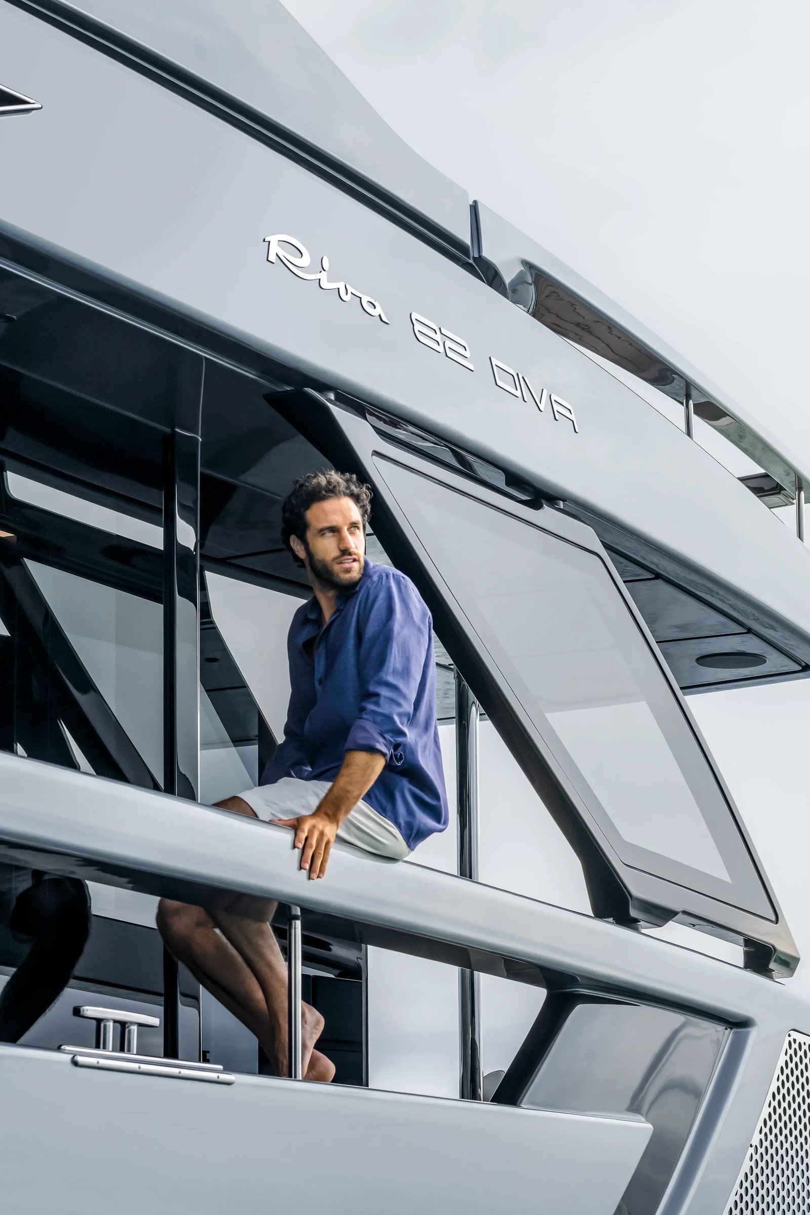 Riva 82' Diva, man leunt op reling boot