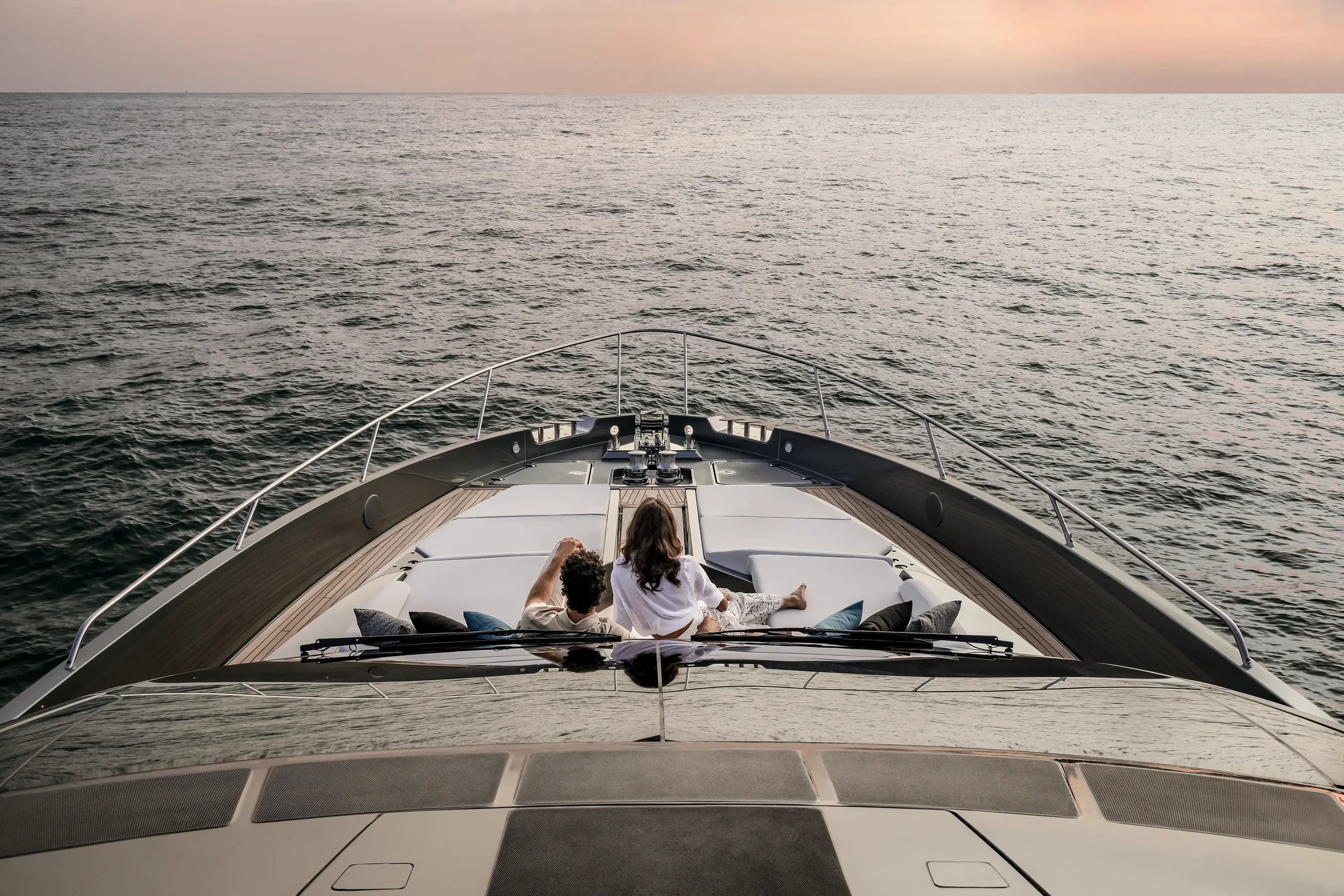 Riva 82' Diva, stel op voordek zonsondergang