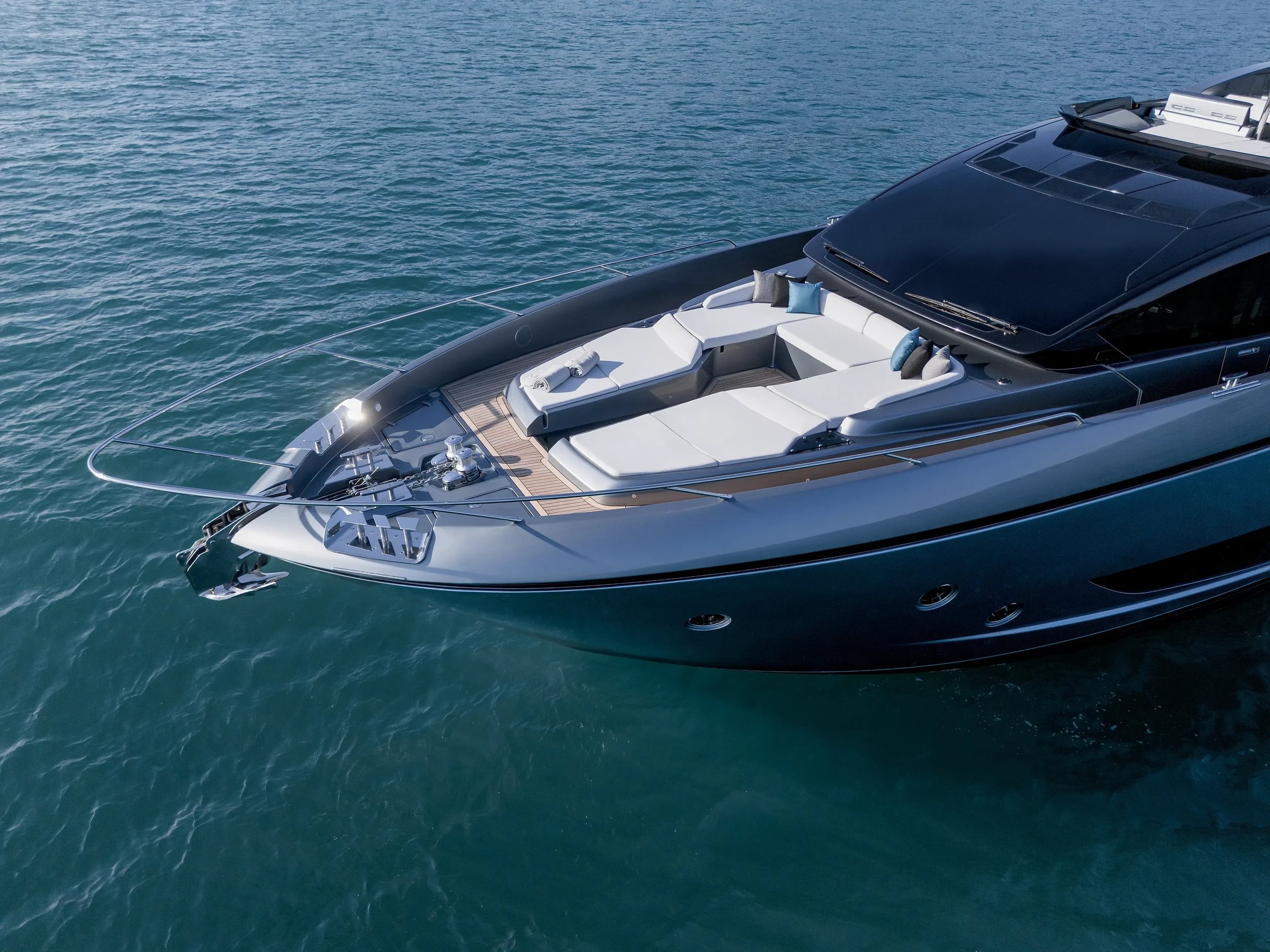 Riva 82' Diva, voordek met loungebank op jacht