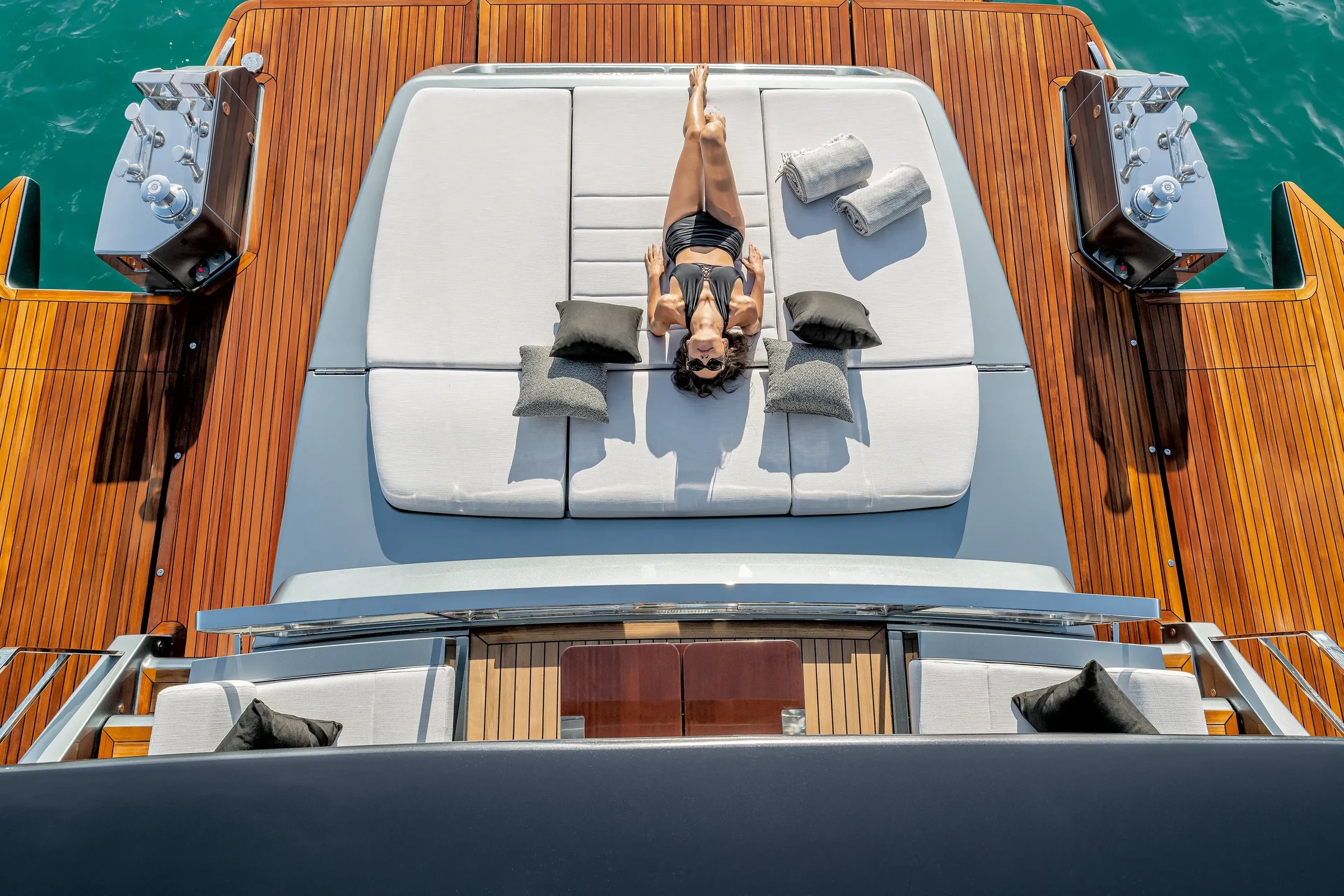 Riva 82' Diva, vrouw zonnebaadt op zonnedek