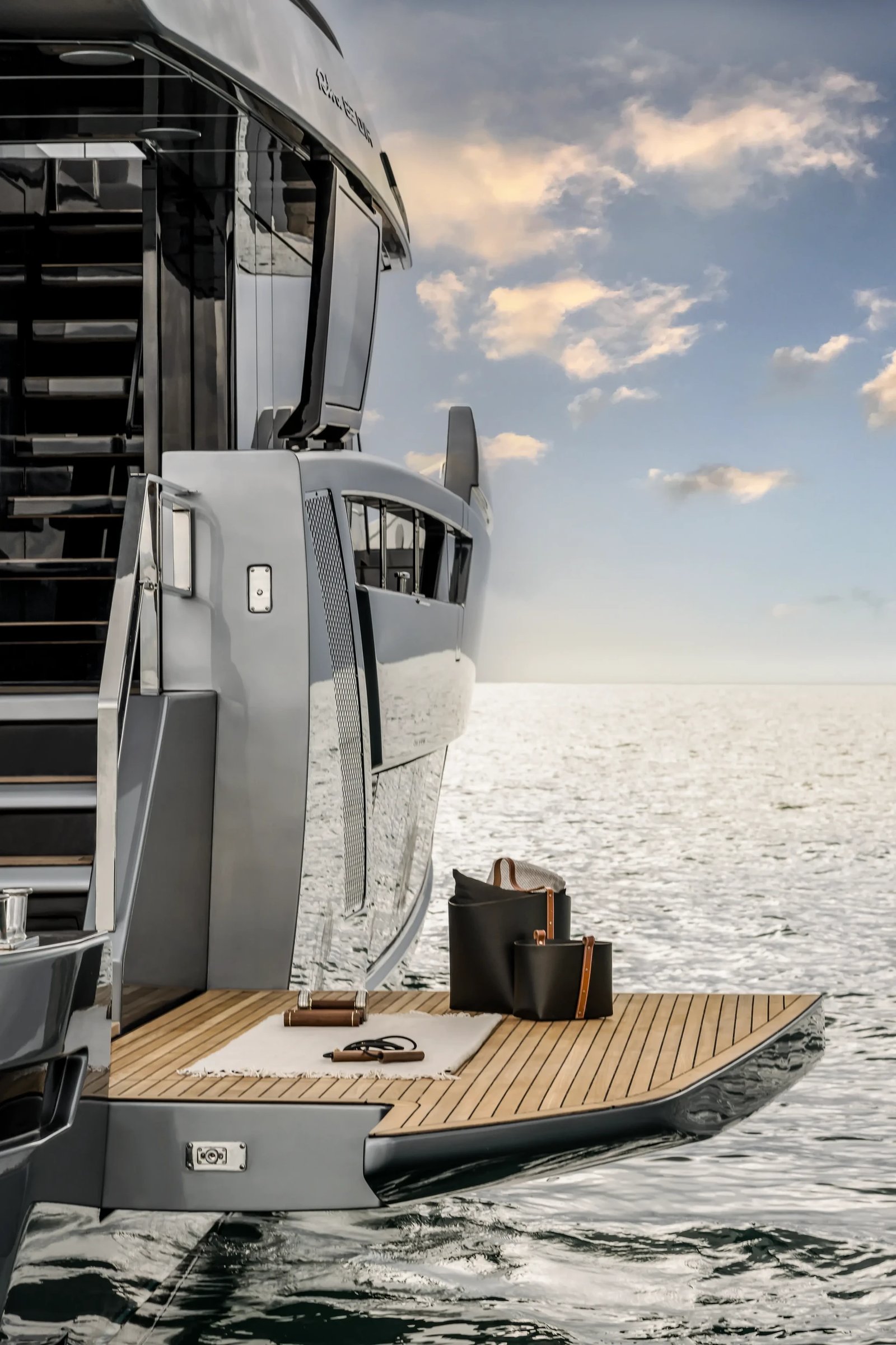 Riva 82' Diva, zwemplatform met tassen op boot