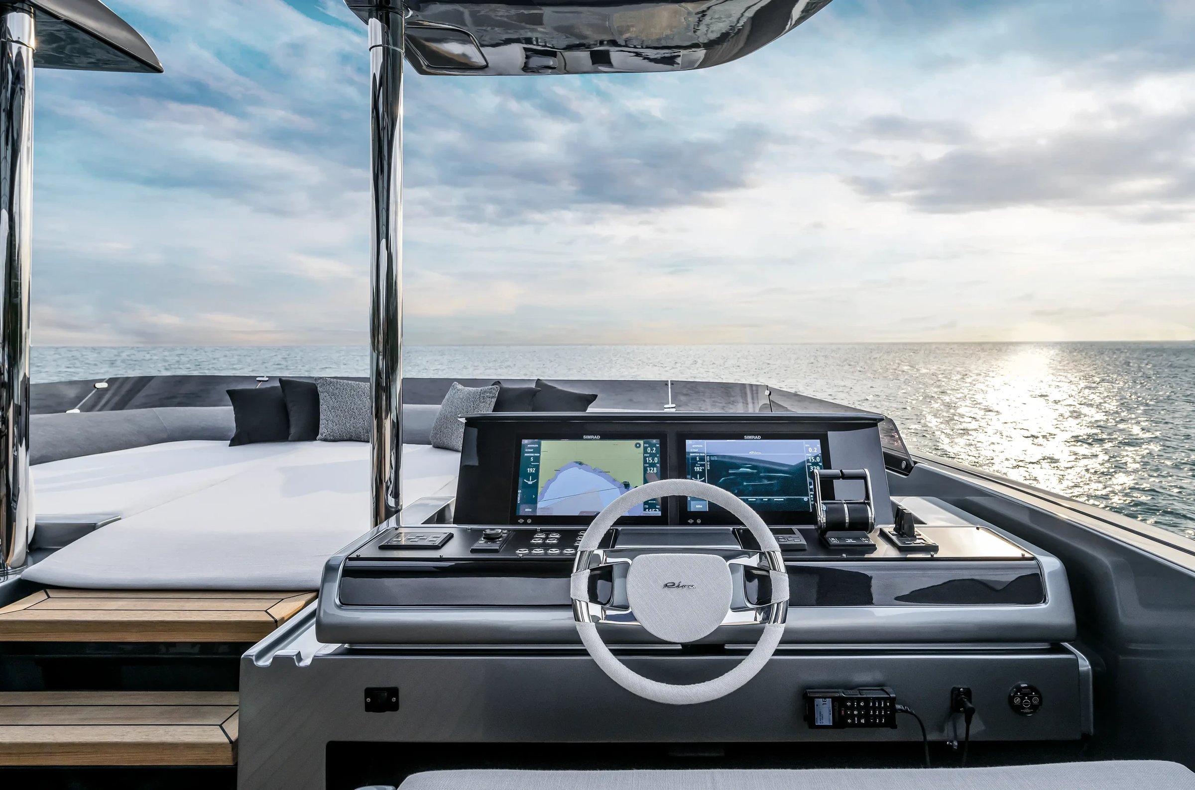 Riva 82' Diva, stuurstand met navigatieschermen en stuurwiel