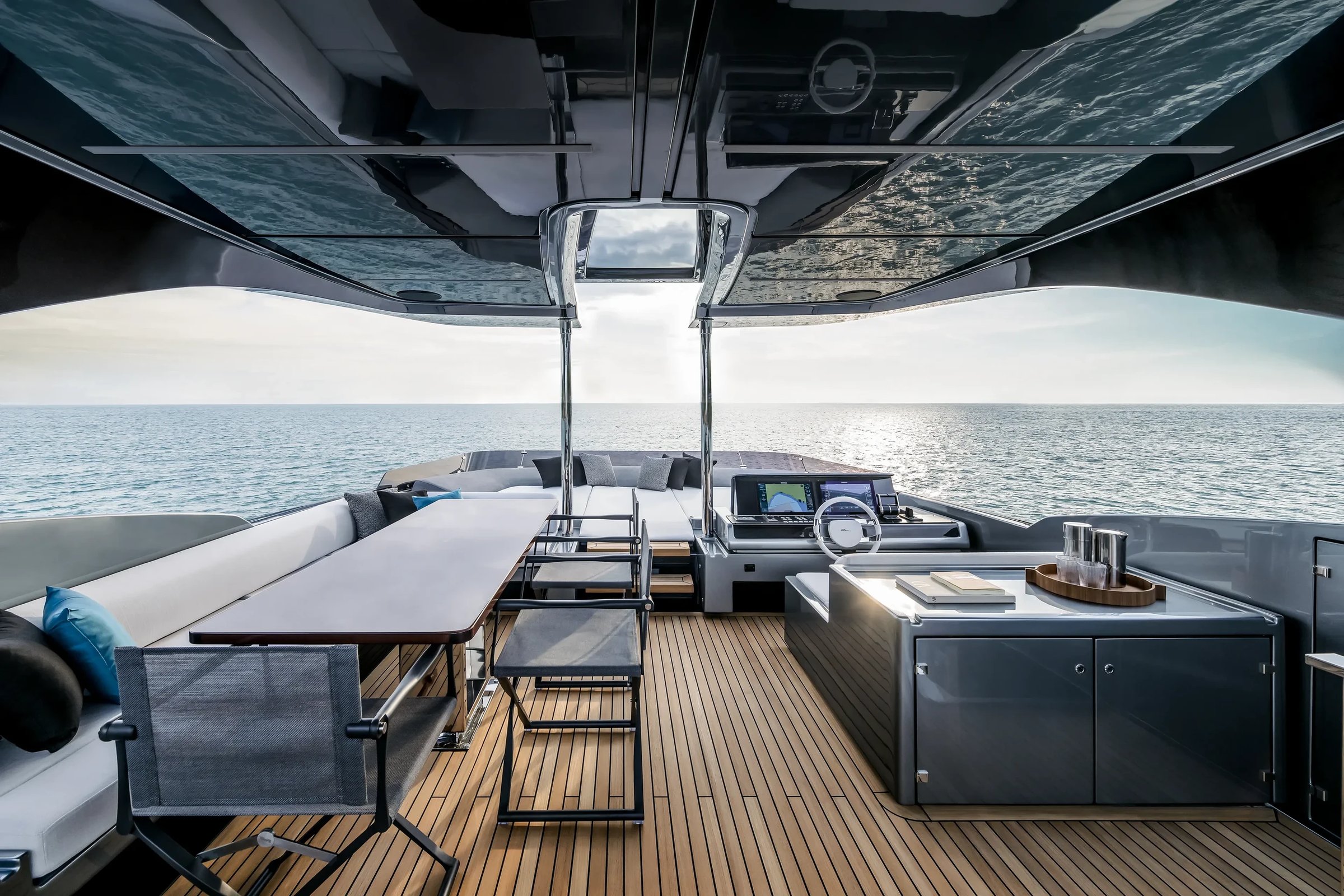 Riva 82' Diva, stuurstand met tafel en zeezicht