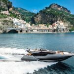 Riva 88' Folgore, boot varend voor kustdorp