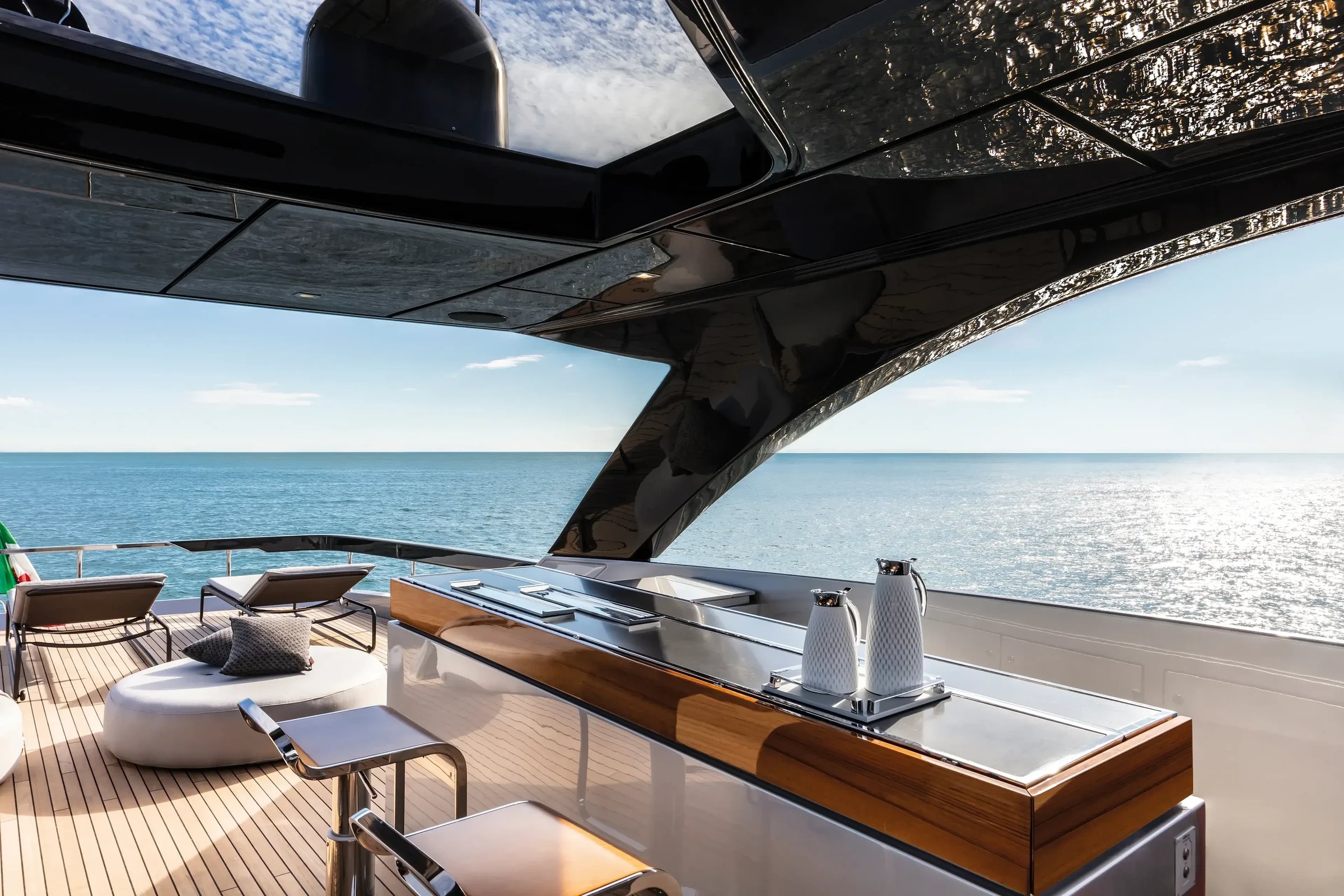 Riva 90' Argo, achterdek met bar en zeezicht