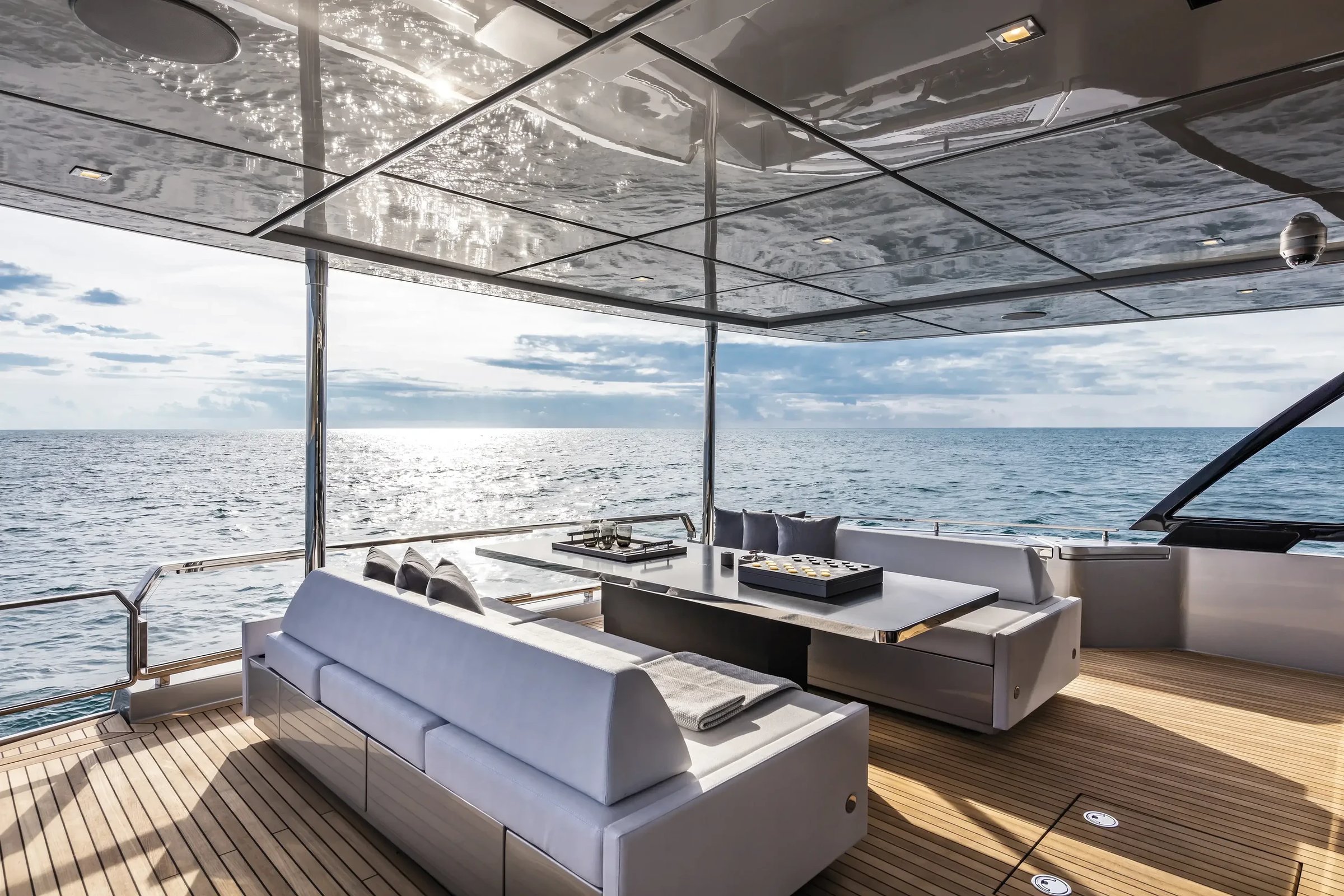 Riva 90' Argo, achterdek met lounge zitbank