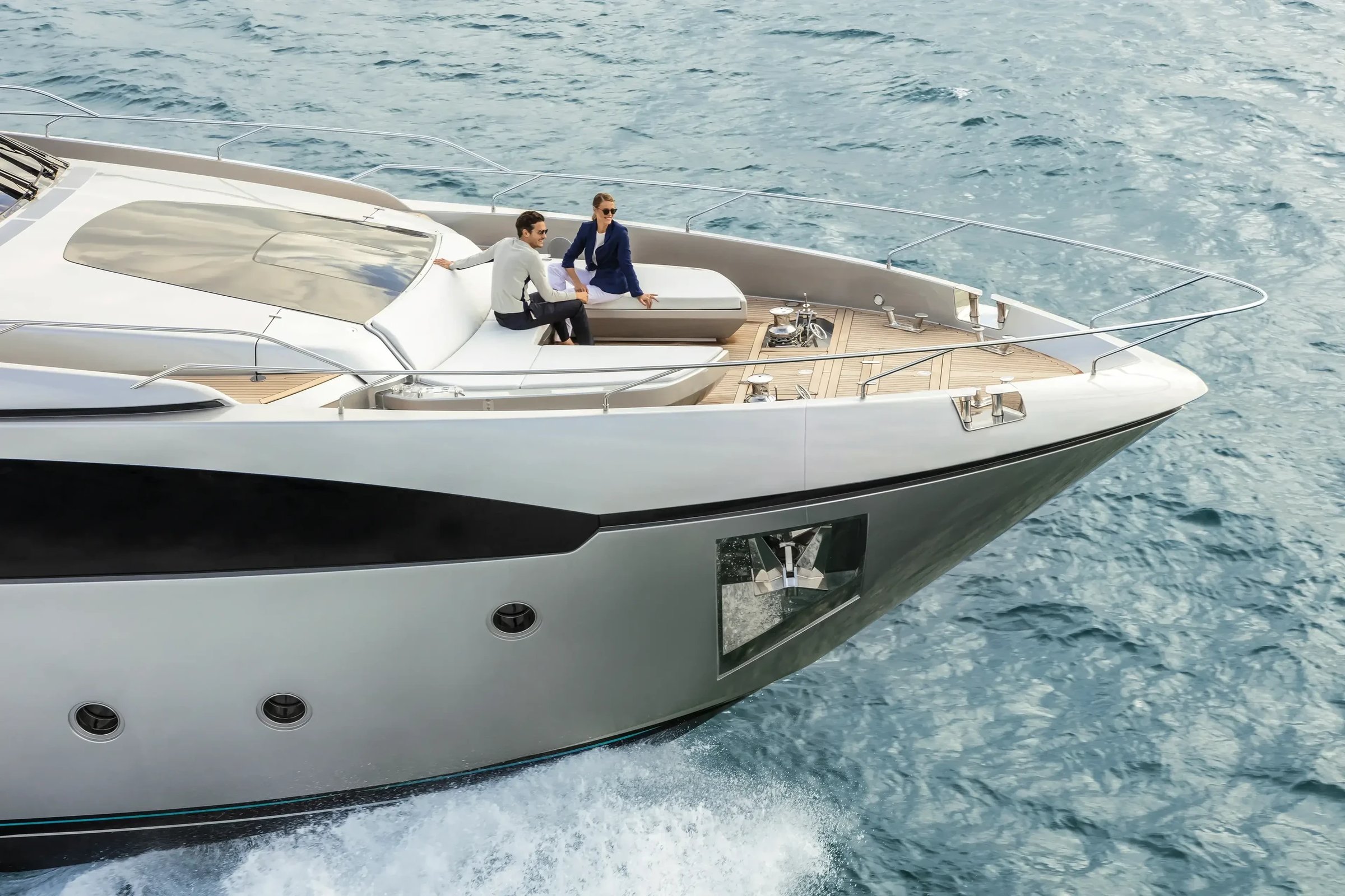 Riva 90' Argo, boot varend op zee met stel