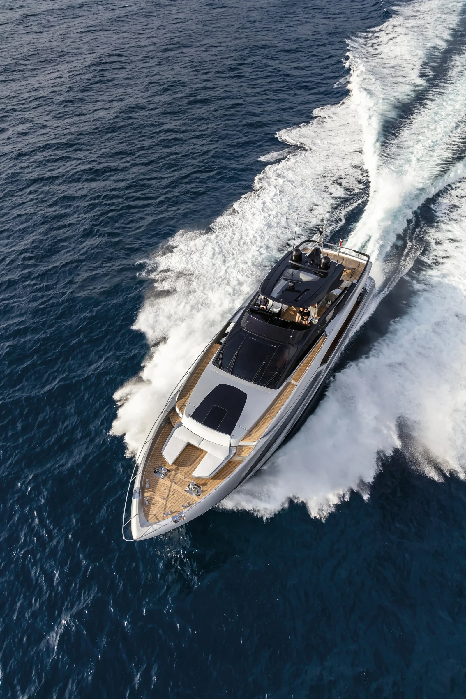 Riva 90' Argo, boot varend op zee