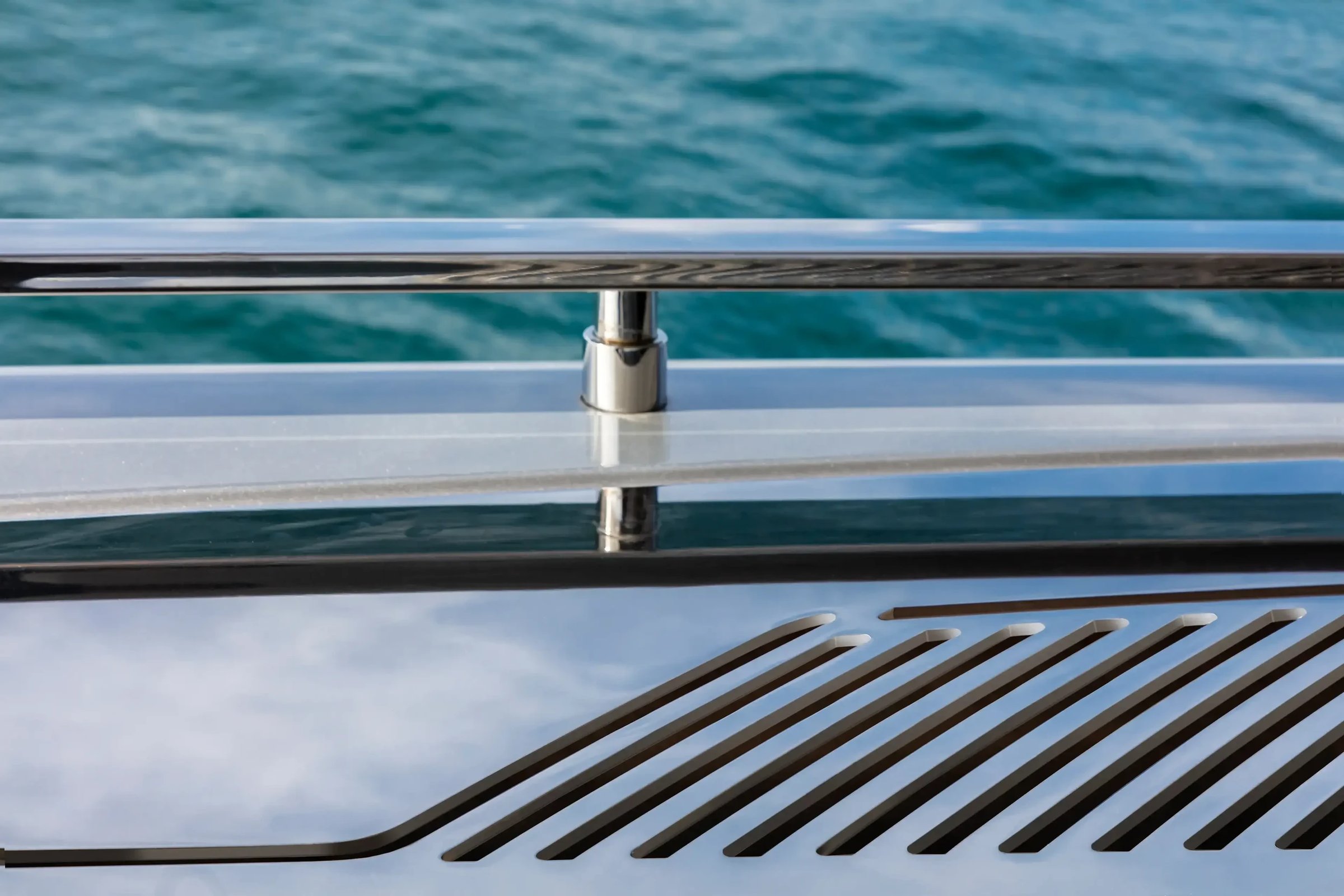 Riva 90' Argo, close-up reling en dek