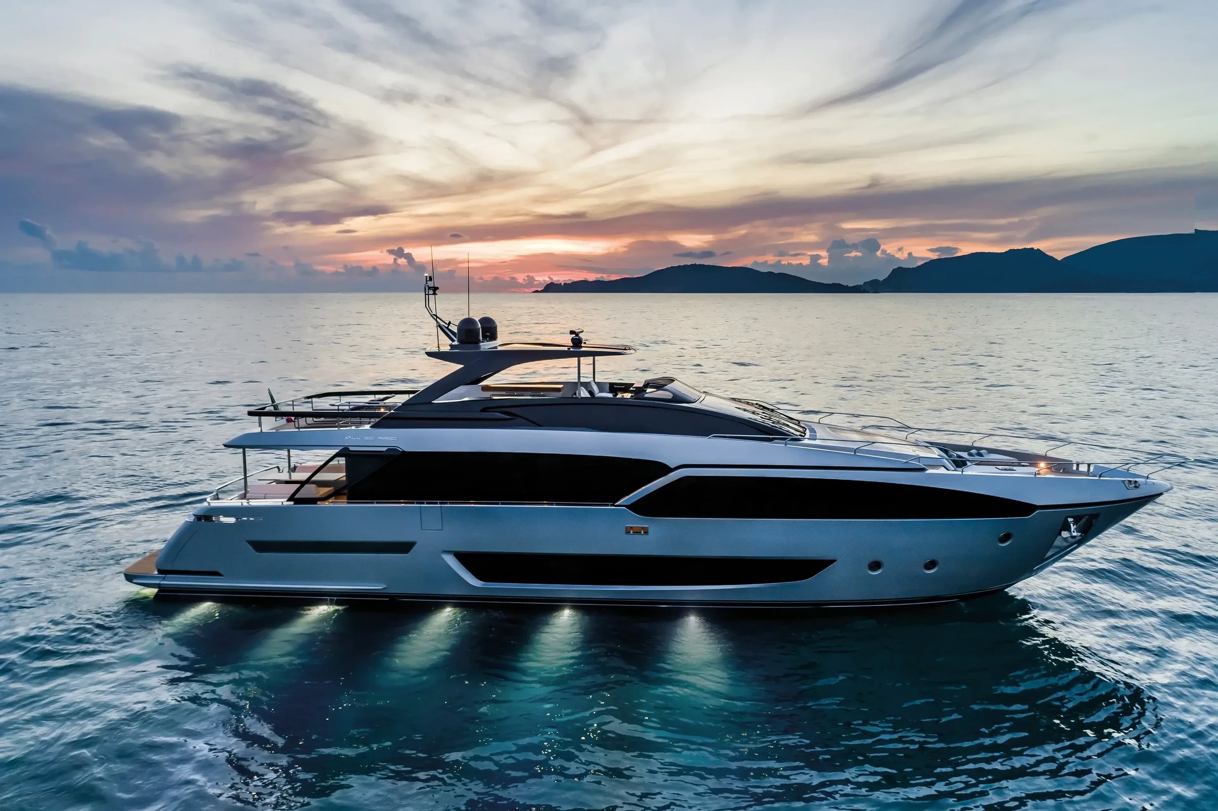 Riva 90' Argo, jacht op zee bij zonsondergang