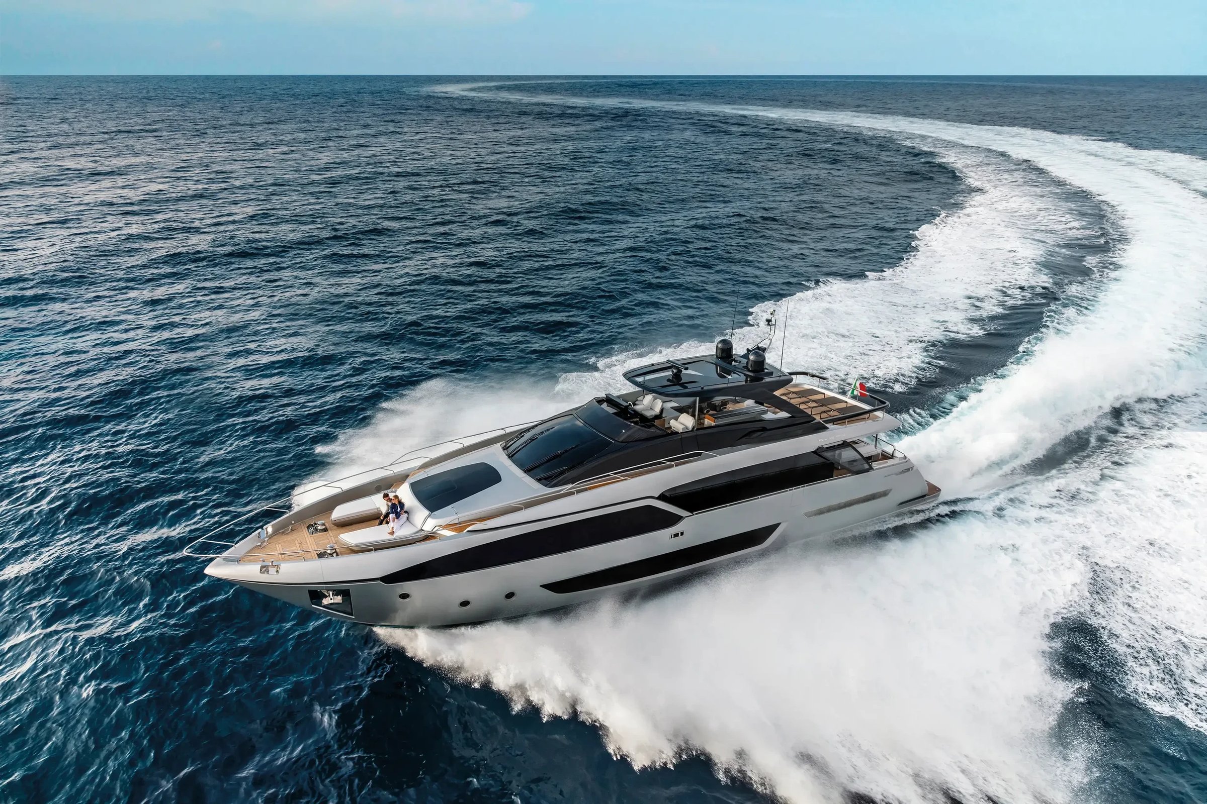 Riva 90' Argo, jacht varend met golven op zee