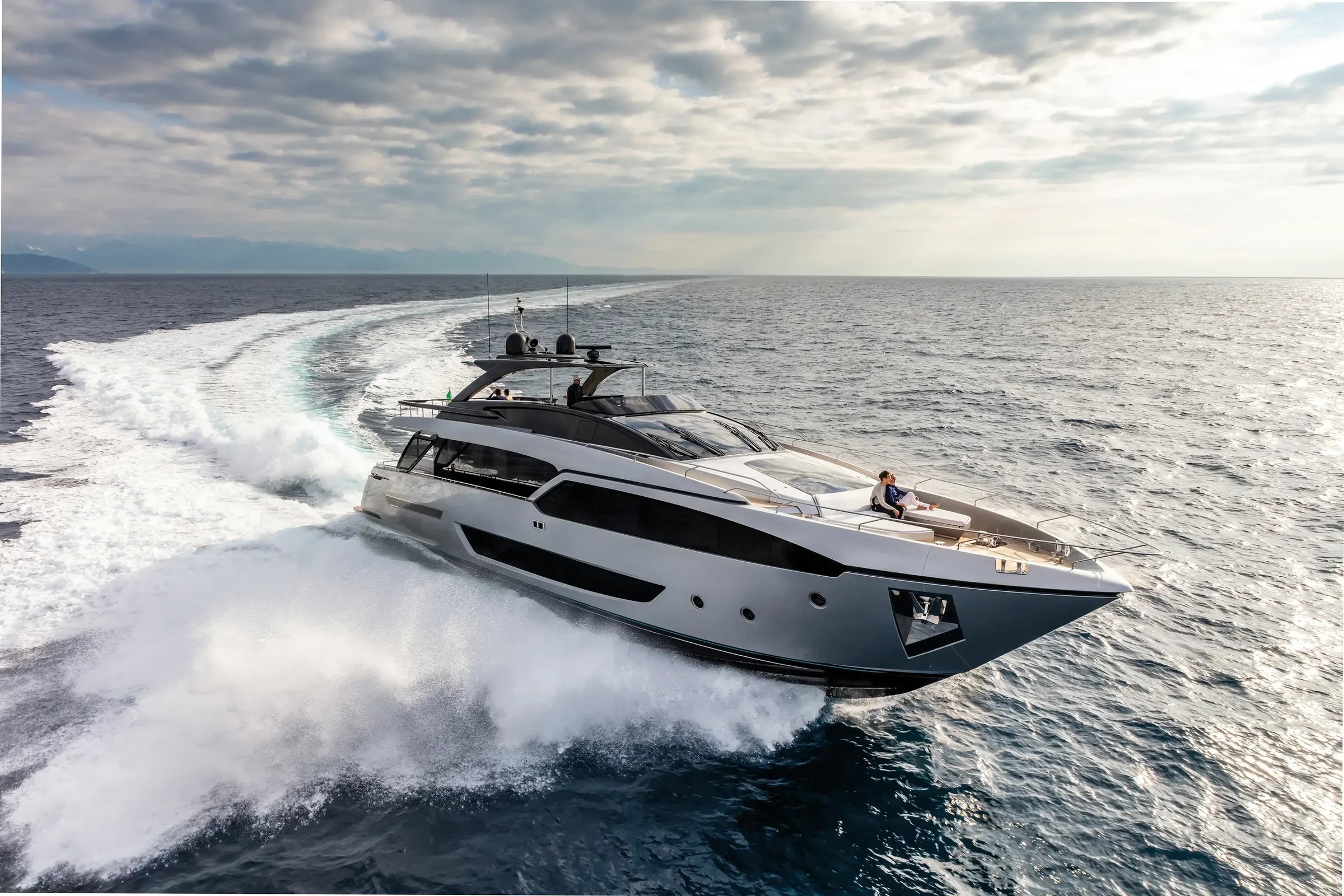 Riva 90' Argo, jacht varend met hoge golven