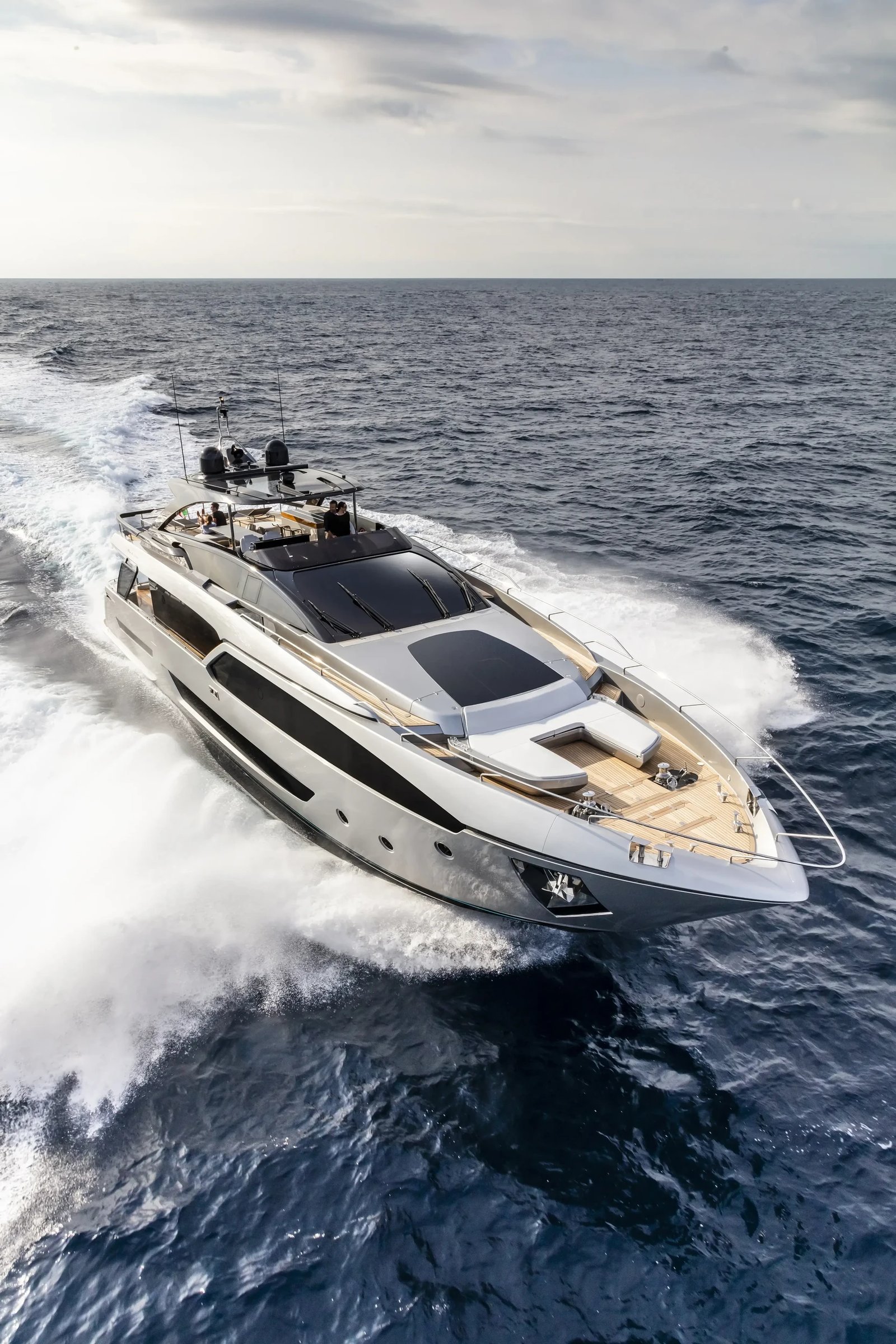Riva 90' Argo, jacht varend met hoge snelheid