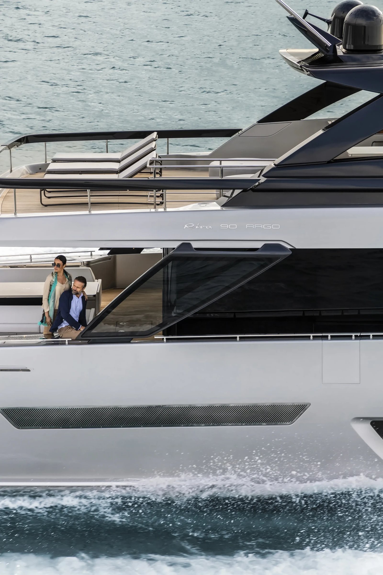 Riva 90' Argo, jacht varend op zee met mensen