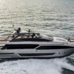 Riva 90' Argo, jacht varend op zee