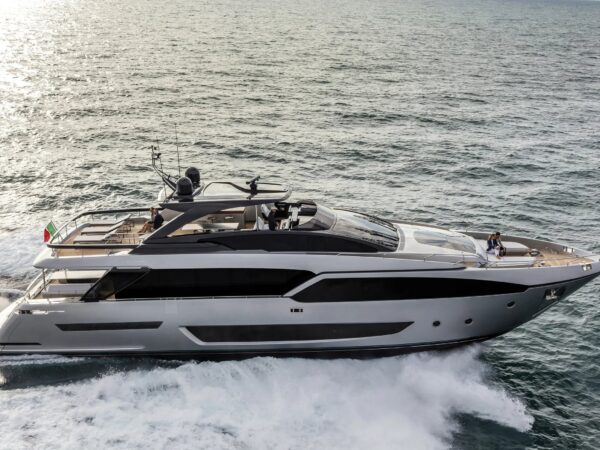 Riva 90' Argo, jacht varend op zee