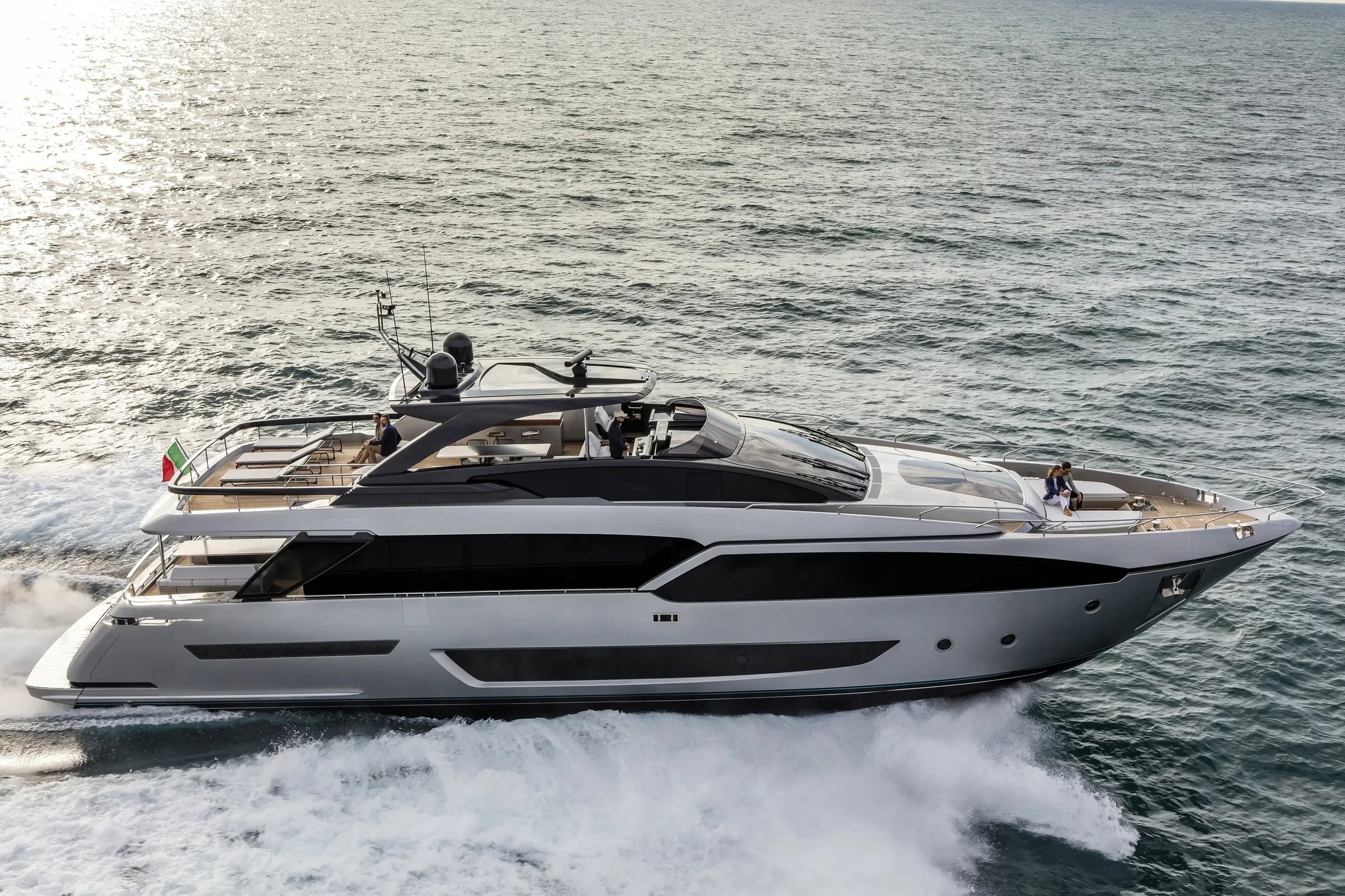 Riva 90' Argo, jacht varend op zee